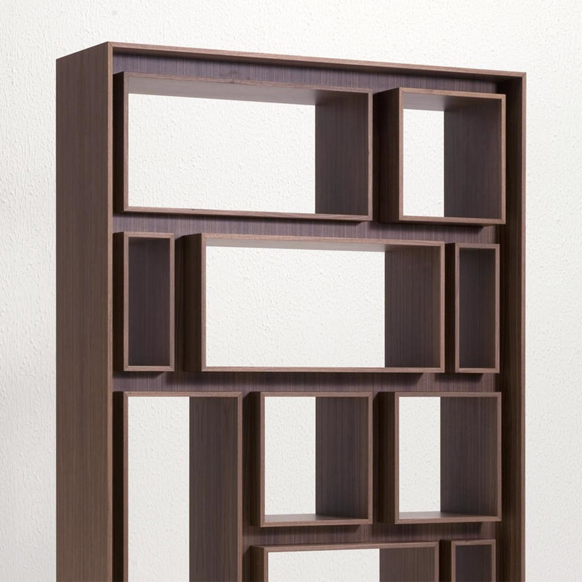 Bookcase bent with all structure
in solid walnut wood, all in hand-crafted
walnut wood.