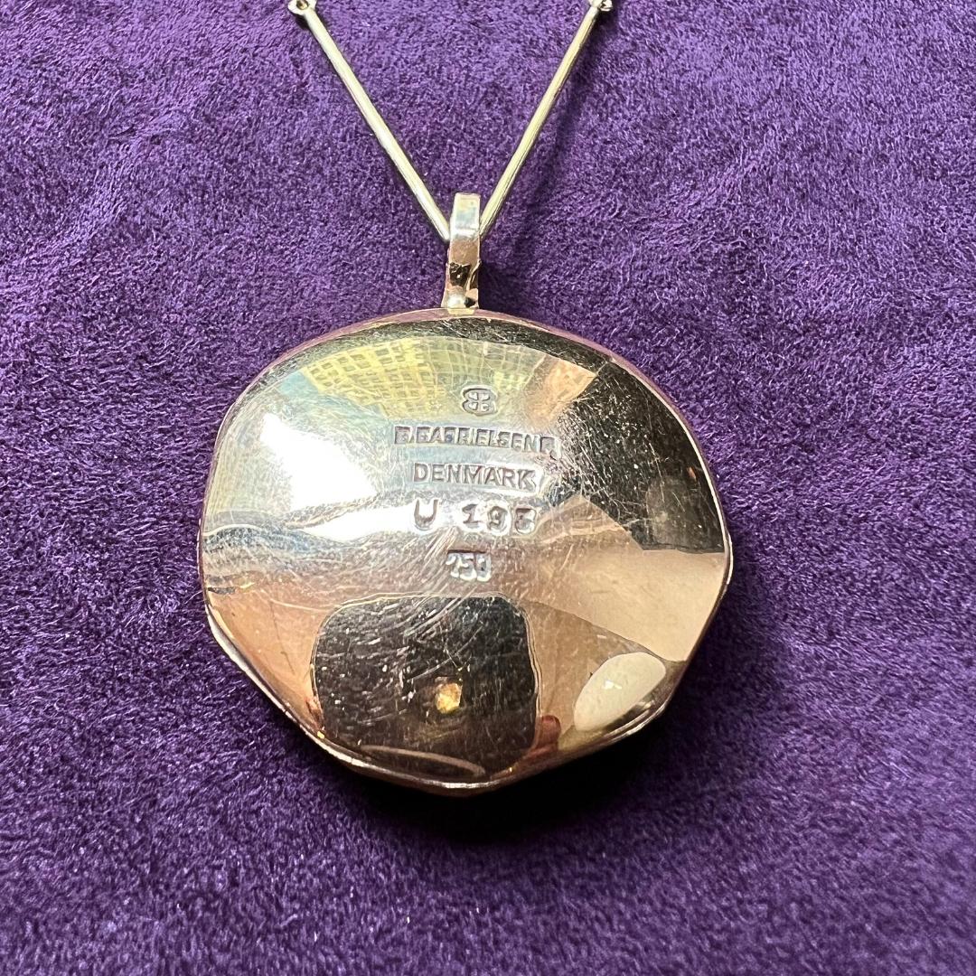Bent Gabrielsen Carved Agate and 18 Karat Gold Pendant with Chain Circa 1975 In Excellent Condition For Sale In New York, NY