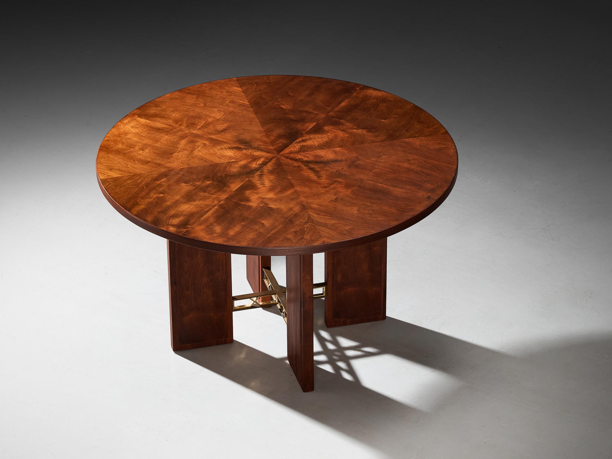 Bent Helweg-Møller, table de salle à manger ou de centre, acajou, laiton, Danemark, 1923-1927

Cette table exquise, fabriquée par le designer danois Bent Helweg-Møller pendant la période Art déco, est une pièce rare et remarquable de l'histoire du