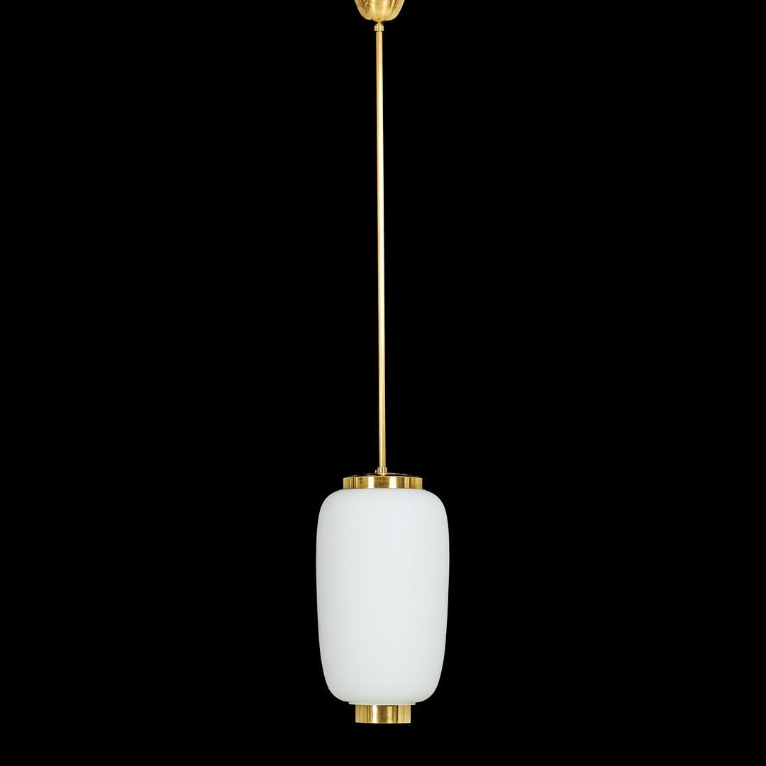 Bent Karlby. Königlich  Lampe aus weißem Opalglas, Messinghalterung, Schirm aus Milchglas, blind. 1960s. 
Produziert von Lyfa. Guter gebrauchter Zustand.
E27 Glühbirne neu verkabelt und funktionsfähig 