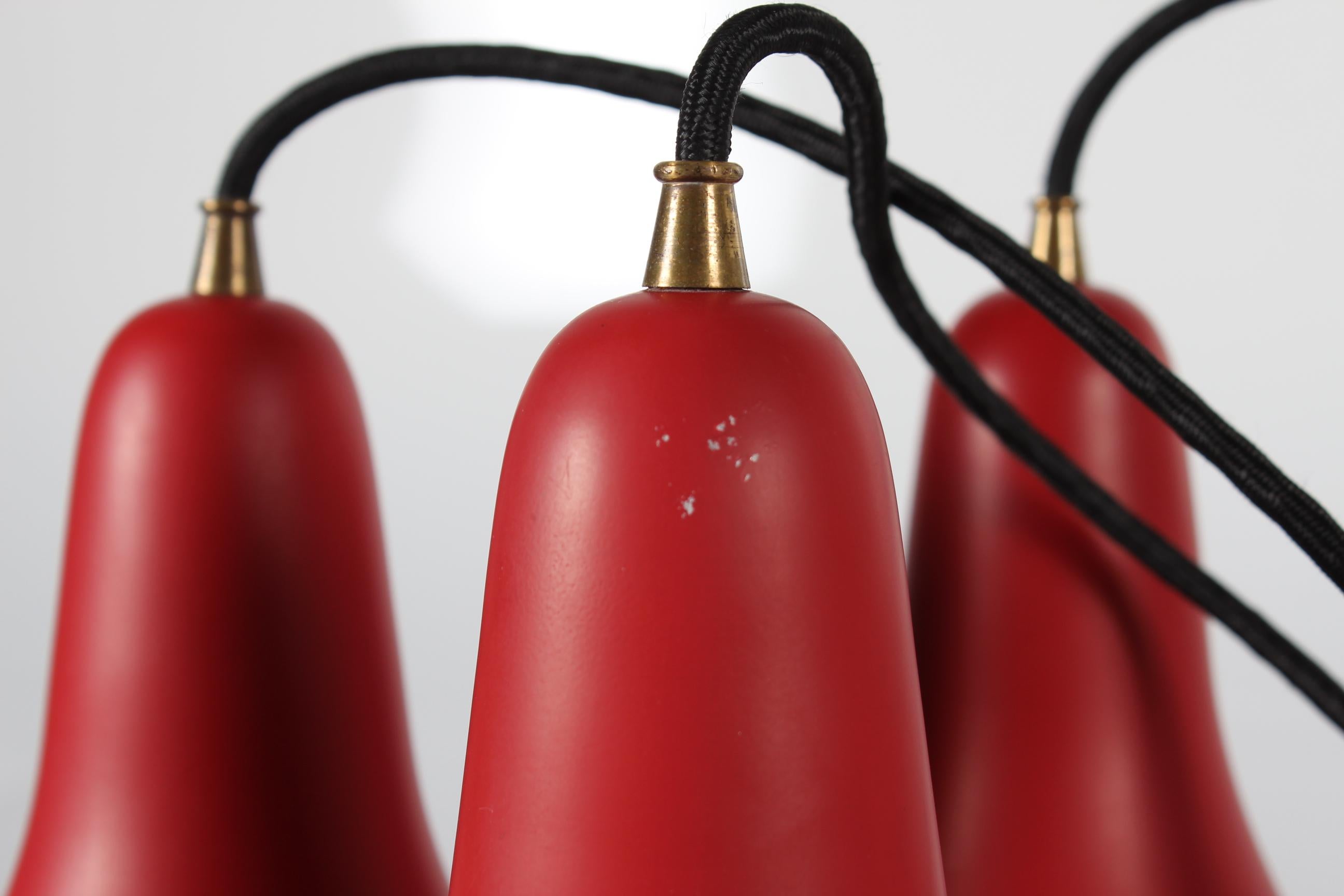 Lampadario a 3 coni Bent Karlby con lacca rossa realizzato da Lyfa in Danimarca, anni '50 in vendita 3