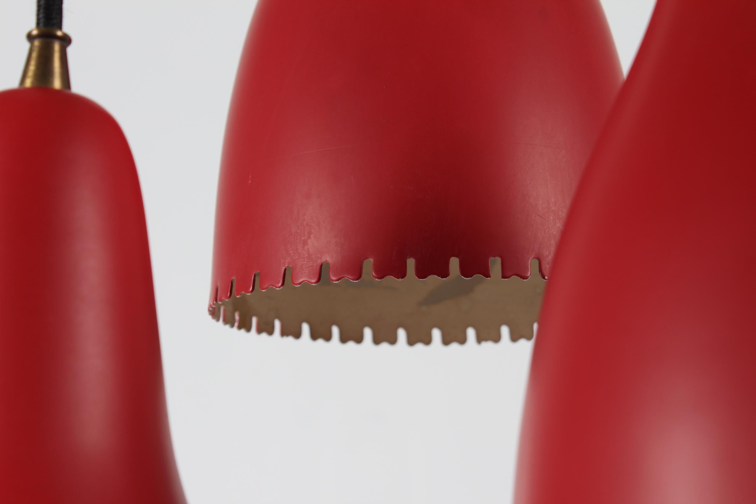 Lampadario a 3 coni Bent Karlby con lacca rossa realizzato da Lyfa in Danimarca, anni '50 In condizioni buone in vendita a Silkeborg, Silkeborg