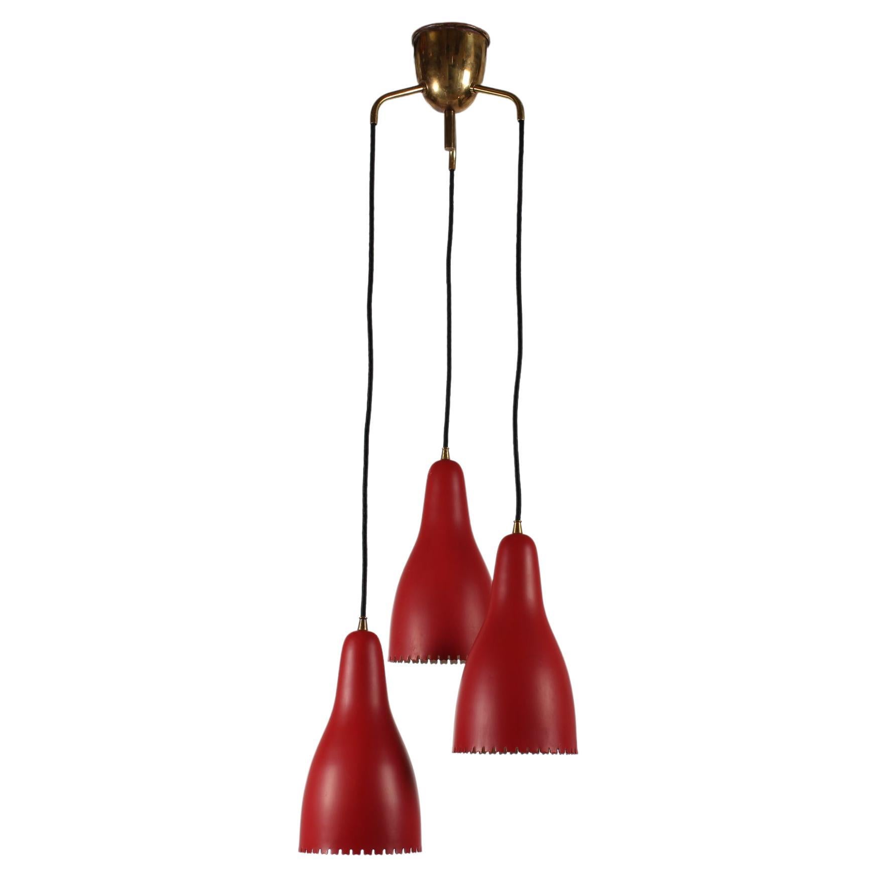 Lampadario a 3 coni Bent Karlby con lacca rossa realizzato da Lyfa in Danimarca, anni '50 in vendita