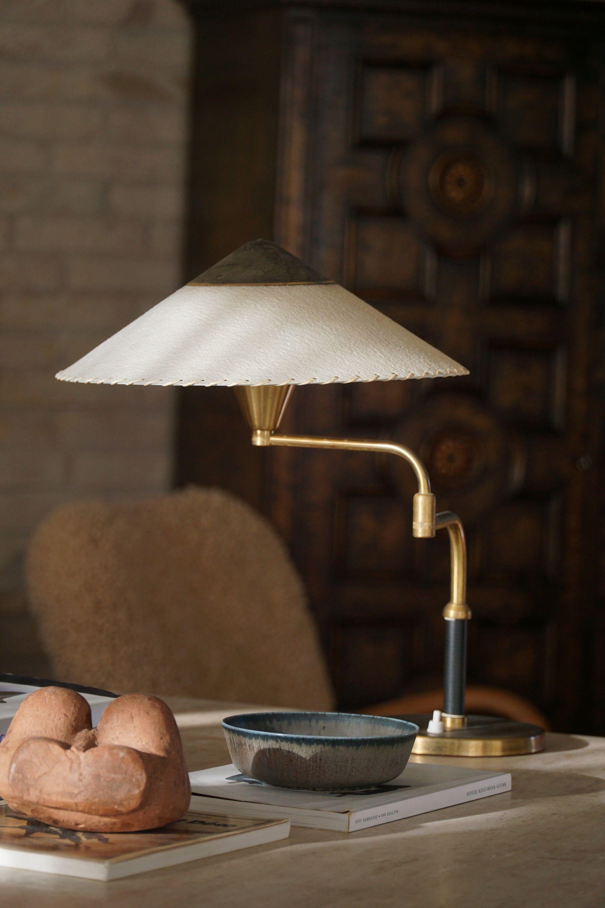 Seltene und elegante verstellbare Tischlampe aus Messing mit Papierschirm, entworfen von Bent Karlby für die dänische Firma LYFA in den 1950er Jahren. Diese mit viel Liebe zum Detail gefertigte Leuchte verkörpert die klaren Linien, die funktionale