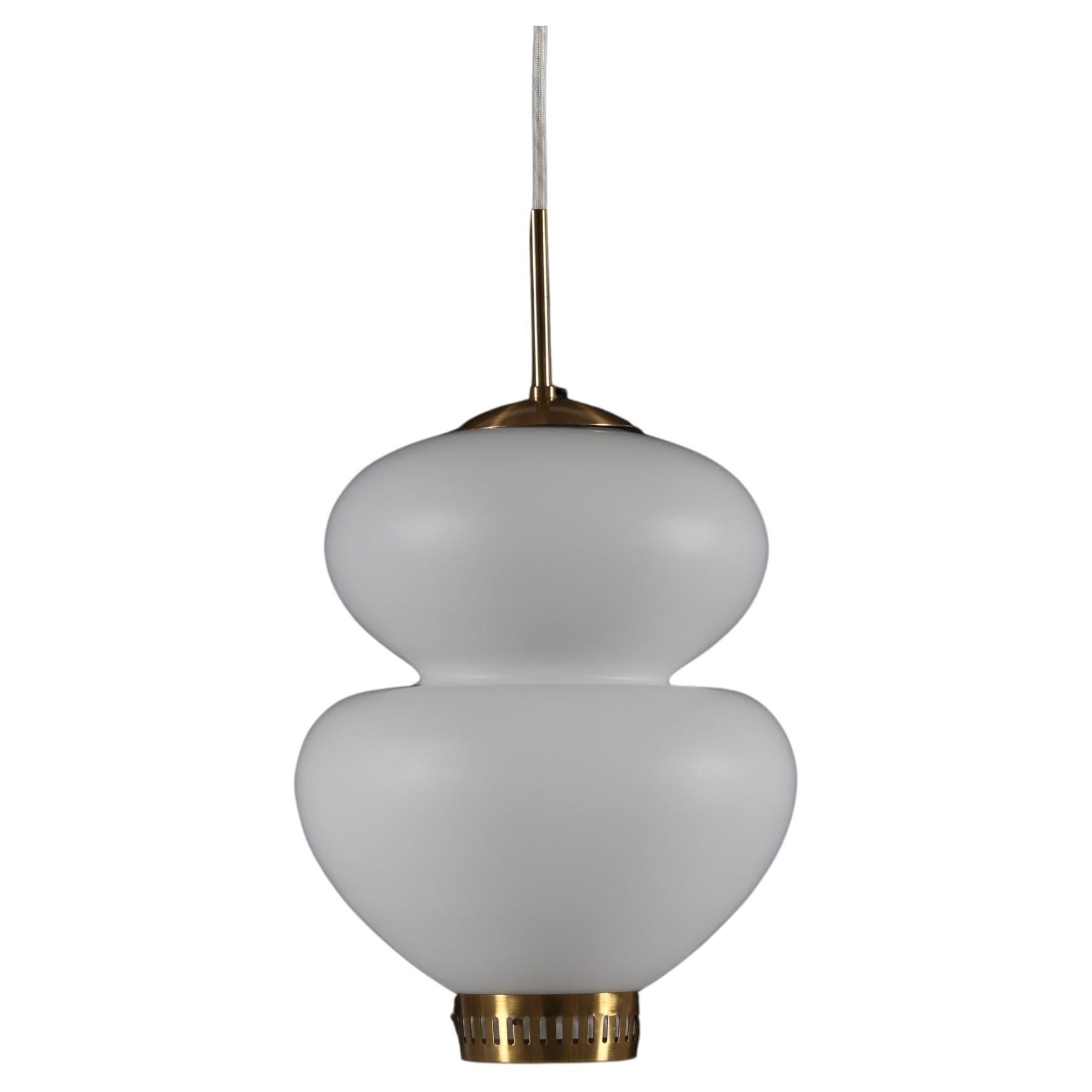 Pedante a nocciola Bent Karlby in vetro opalino bianco soffiato a bocca di Lyfa 1950s