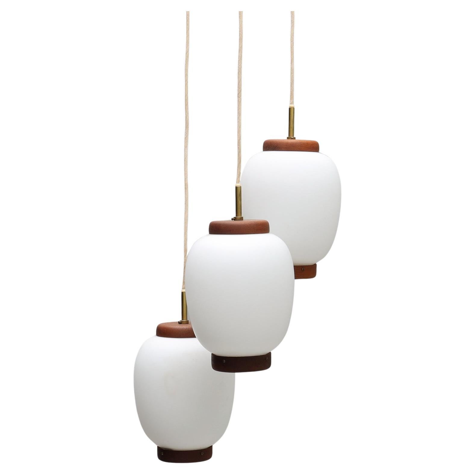 Bent Karlby Pendelleuchten "Porzellan" 3 Lights Teak und Glas Lyfa Dänemark 1960 im Angebot