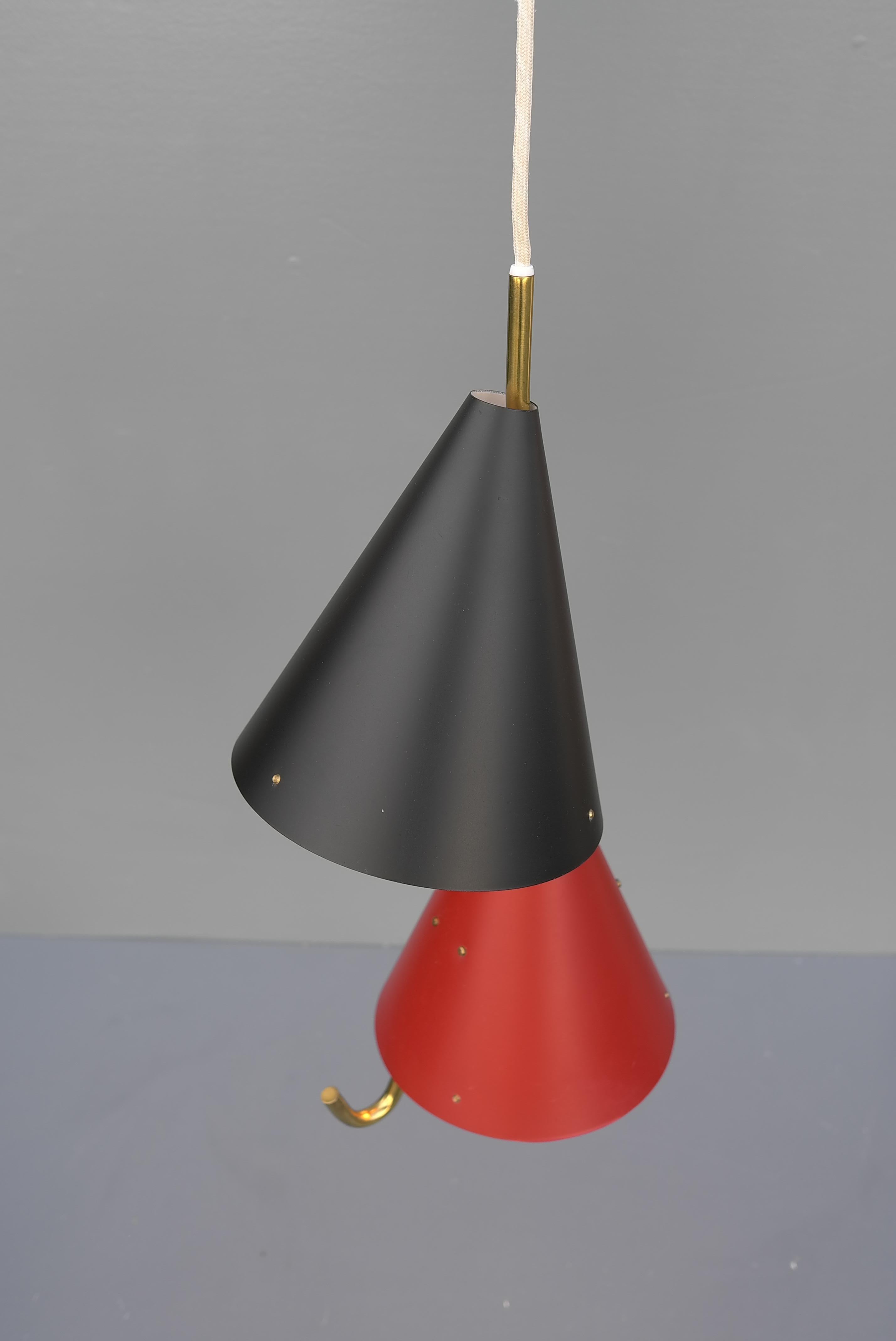 Métal Bent Karlby lampe à suspension Lyfa rouge et noire en stock ancien, Danemark, 1955 en vente