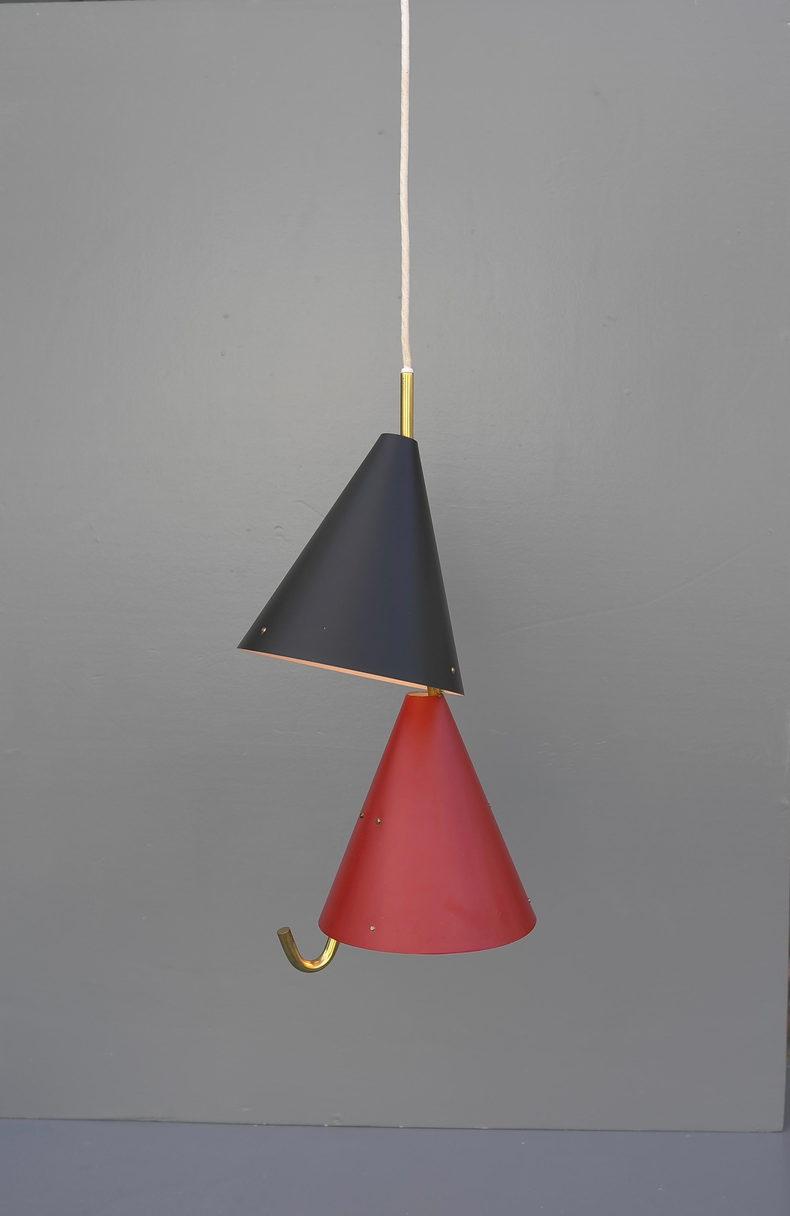 Bent Karlby lampe à suspension Lyfa rouge et noire en stock ancien, Danemark, 1955 en vente 2