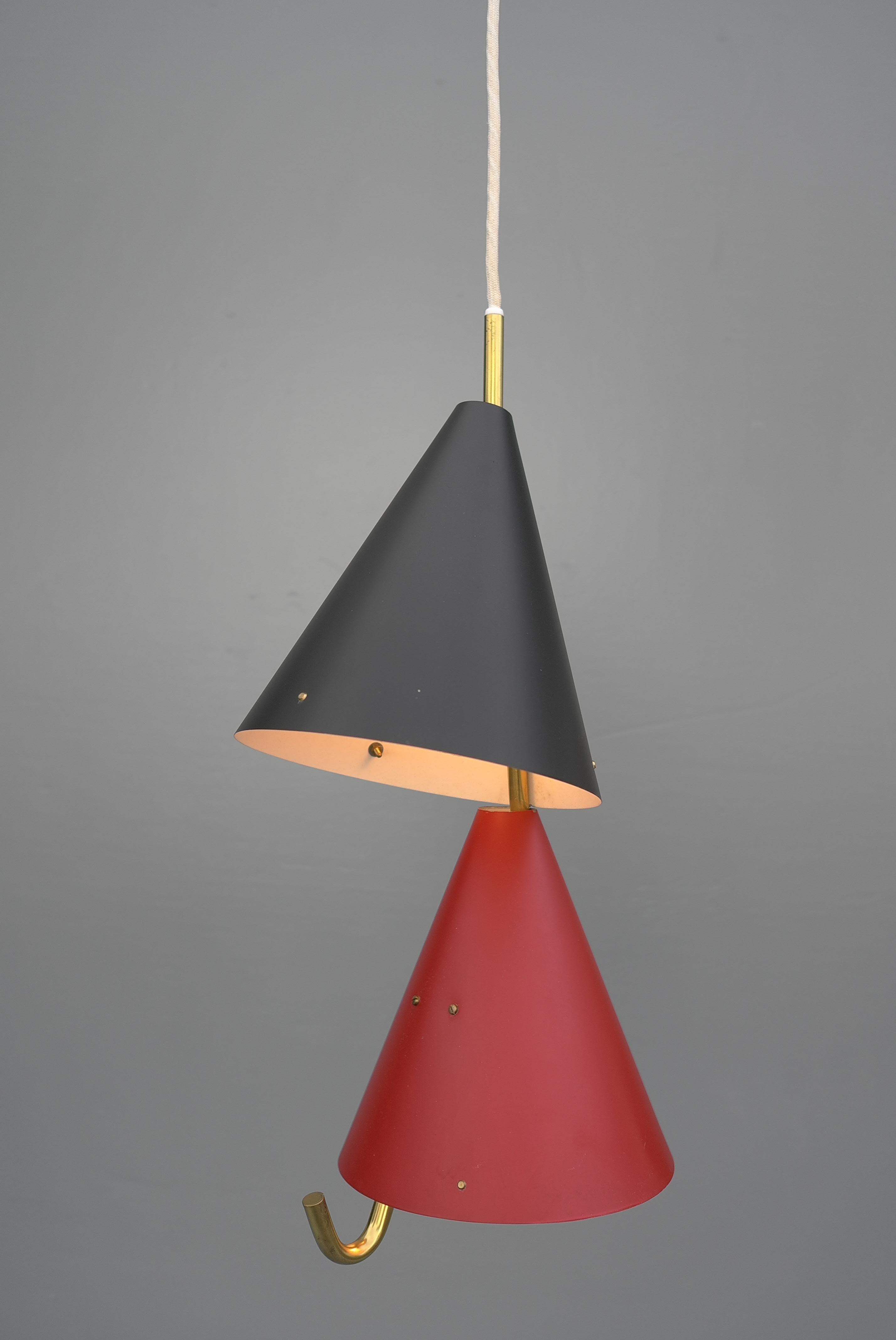 Mid-Century Modern Bent Karlby lampe à suspension Lyfa rouge et noire en stock ancien, Danemark, 1955 en vente