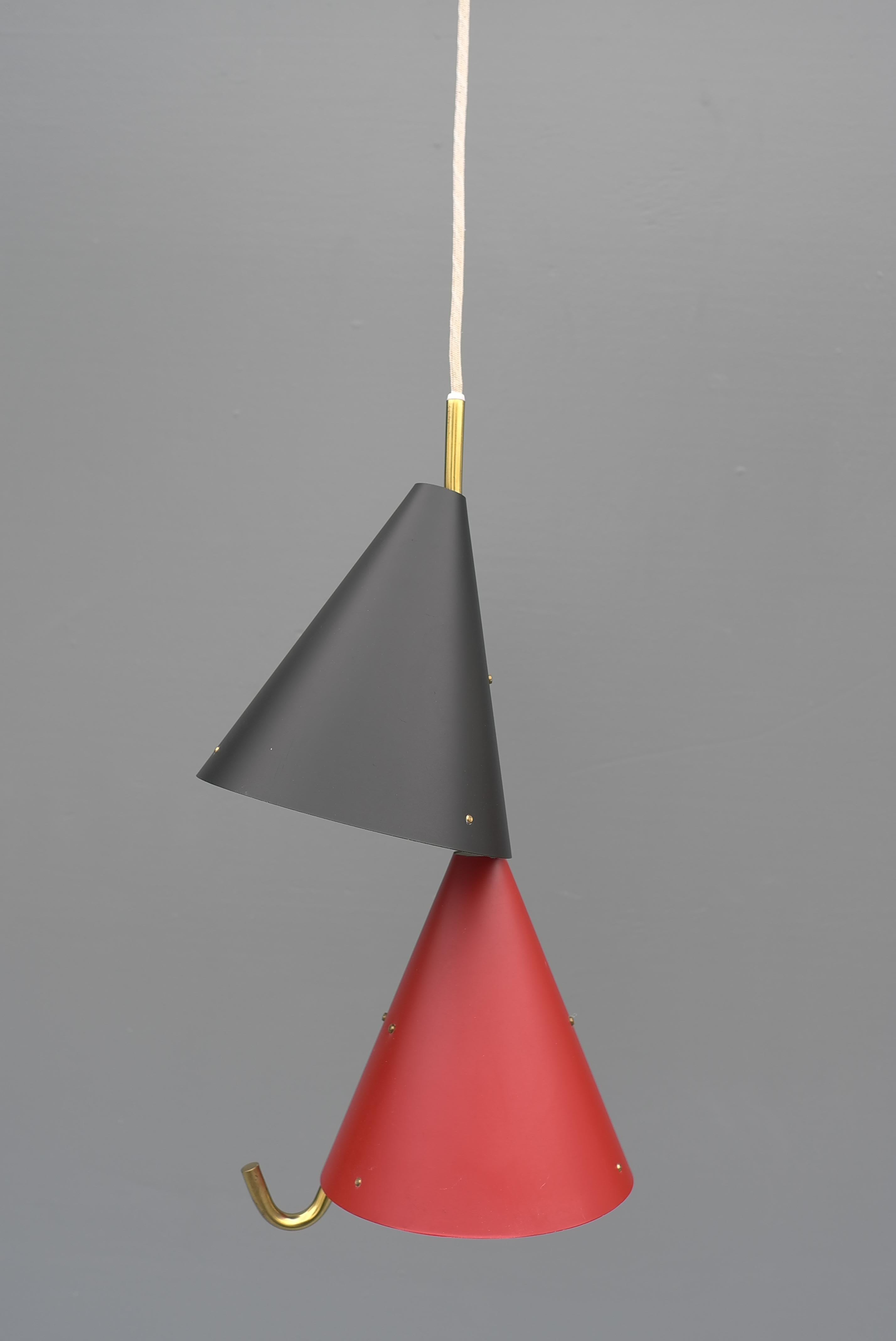 Bent Karlby lampe à suspension Lyfa rouge et noire en stock ancien, Danemark, 1955 Bon état - En vente à Den Haag, NL