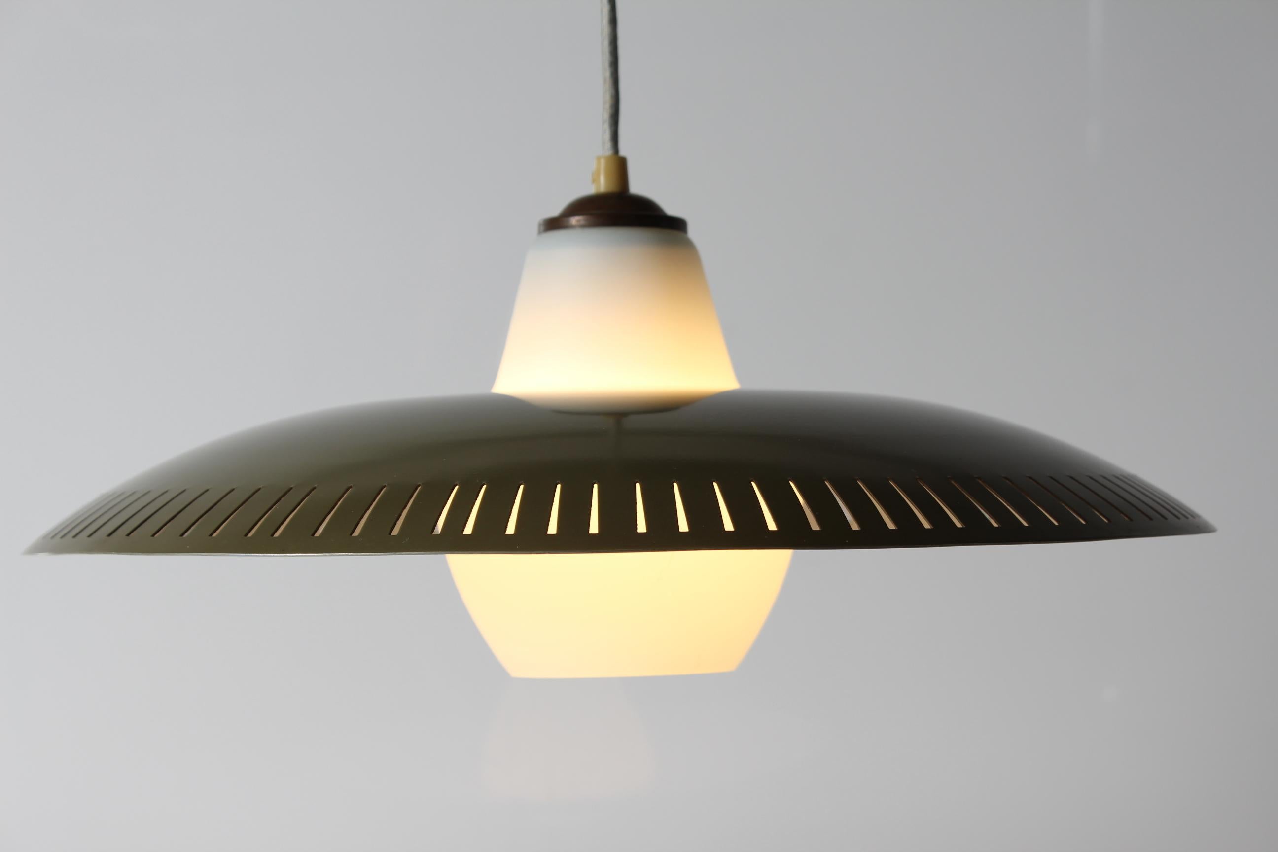 Pendentif en métal de style Bent Karlby avec motif perforé et verre opalin années 1950 en vente 2