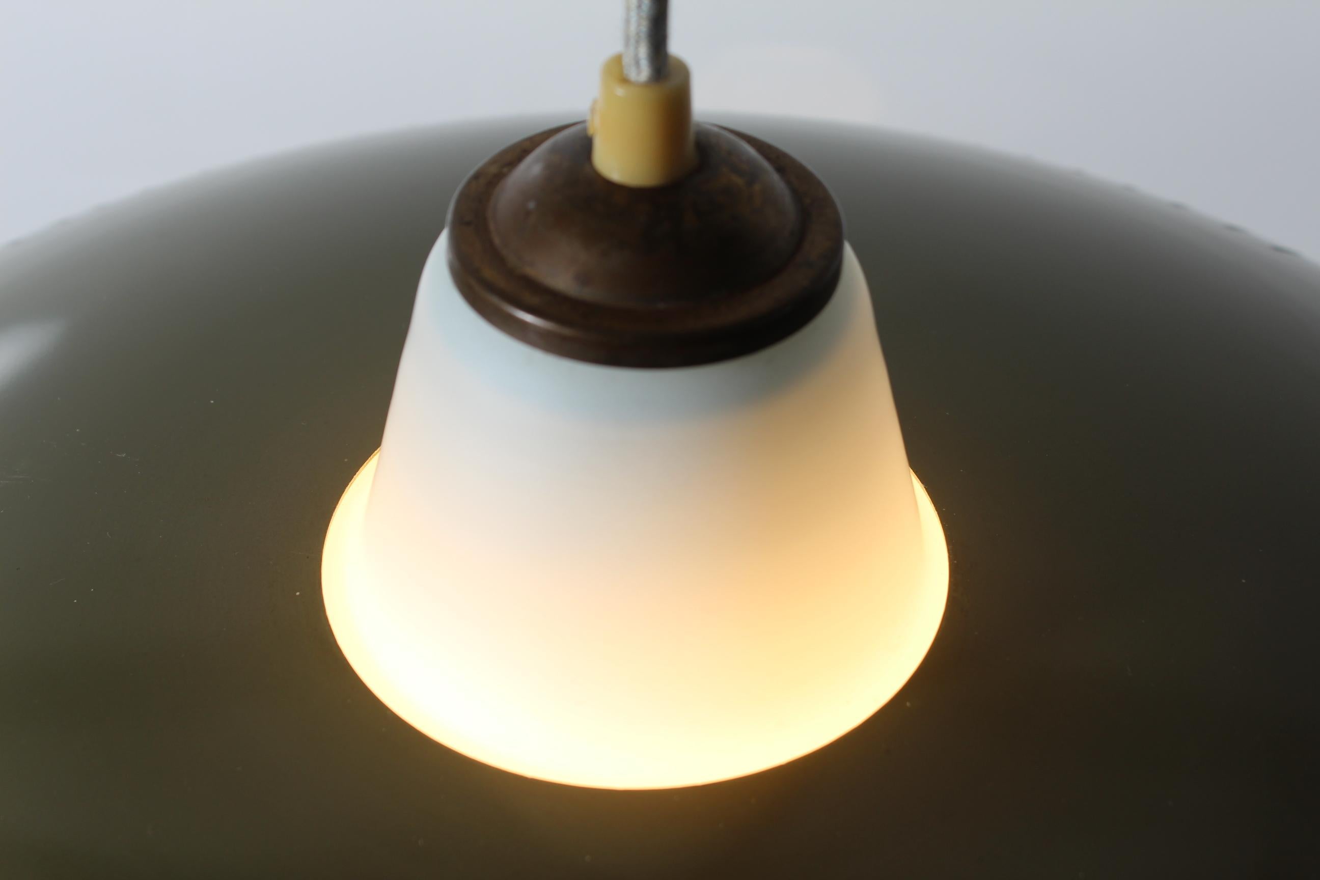 Pendentif en métal de style Bent Karlby avec motif perforé et verre opalin années 1950 en vente 6