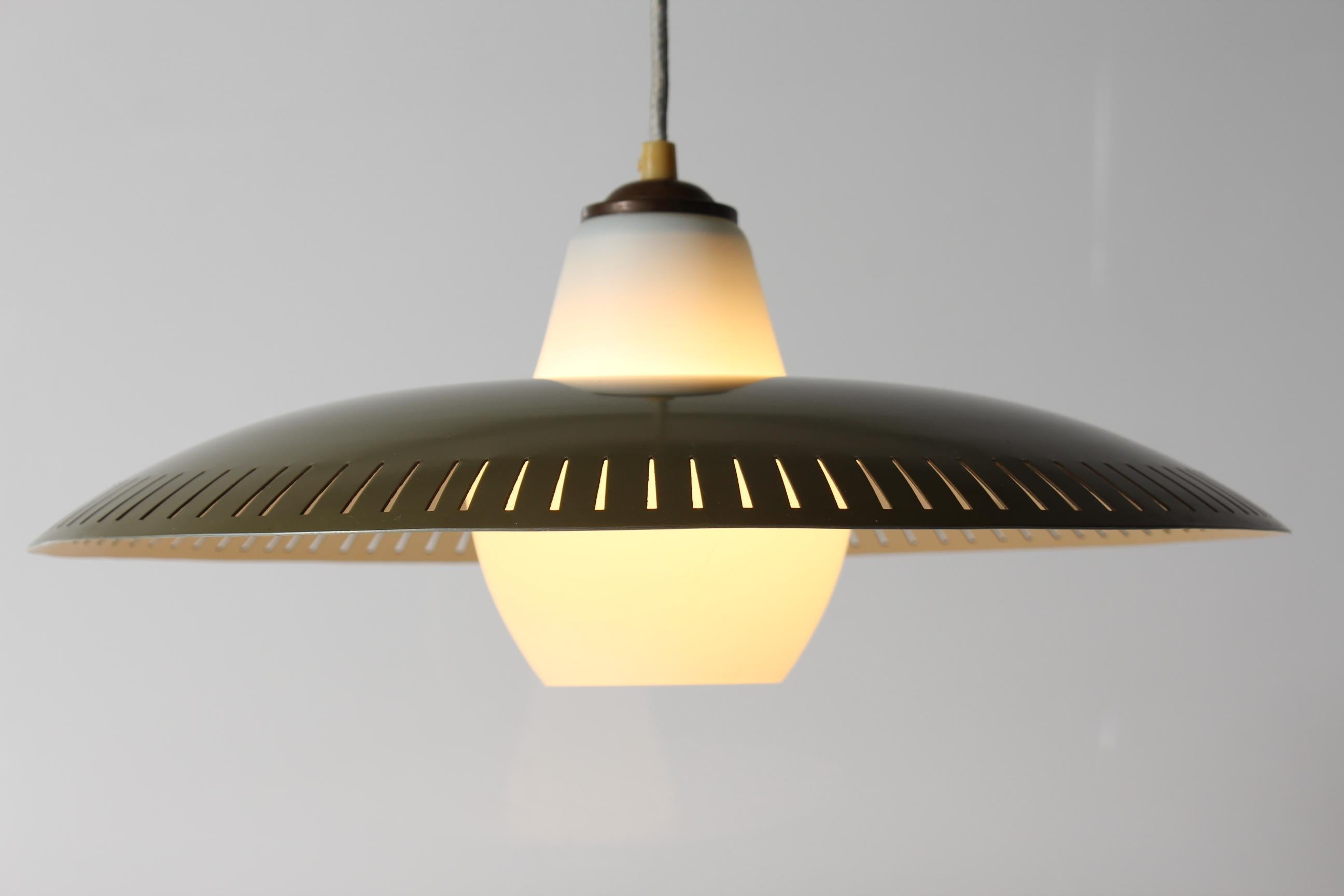 Pendentif en métal de style Bent Karlby avec motif perforé et verre opalin années 1950 en vente 7