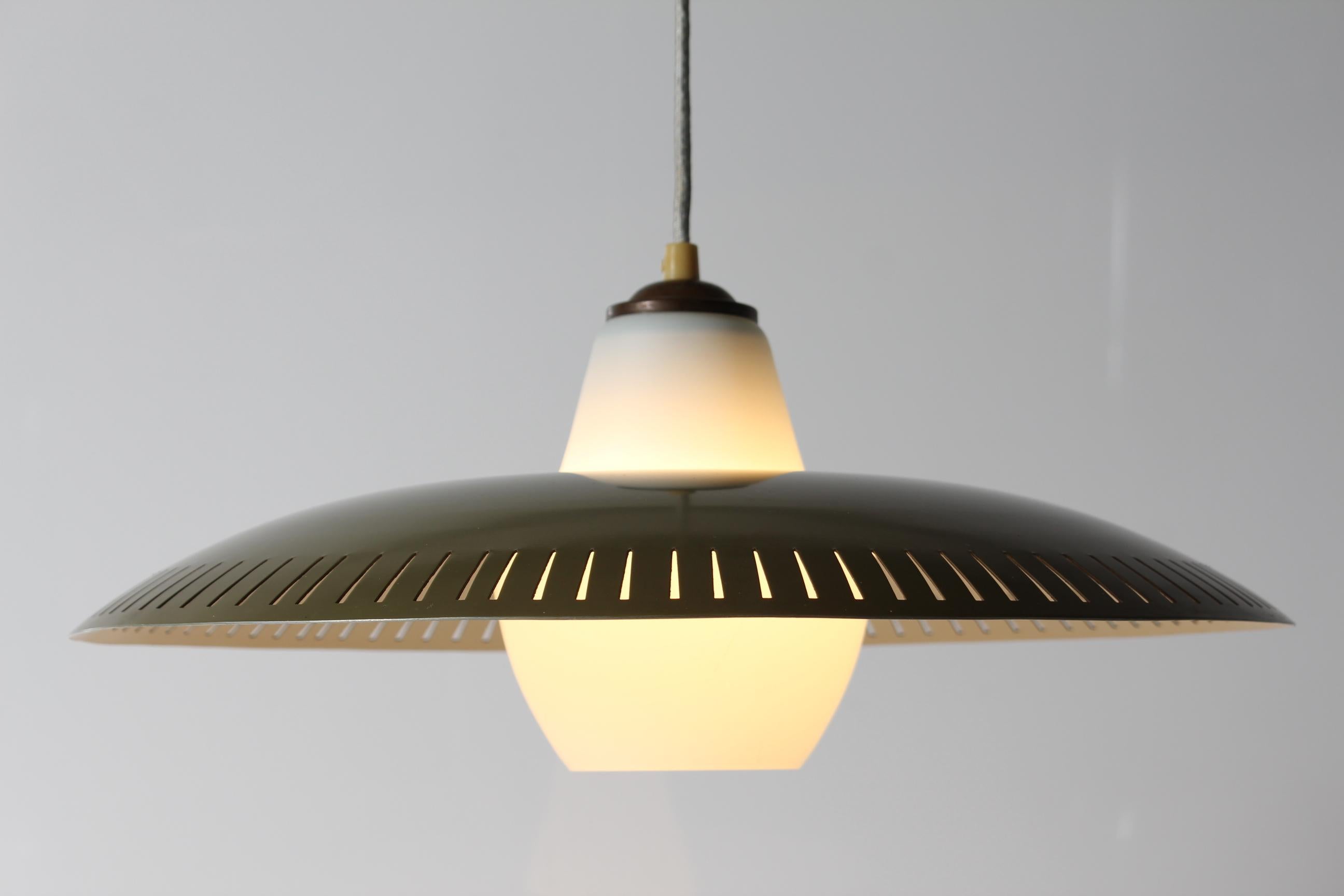 Pendentif en métal de style Bent Karlby avec motif perforé et verre opalin années 1950 en vente 8