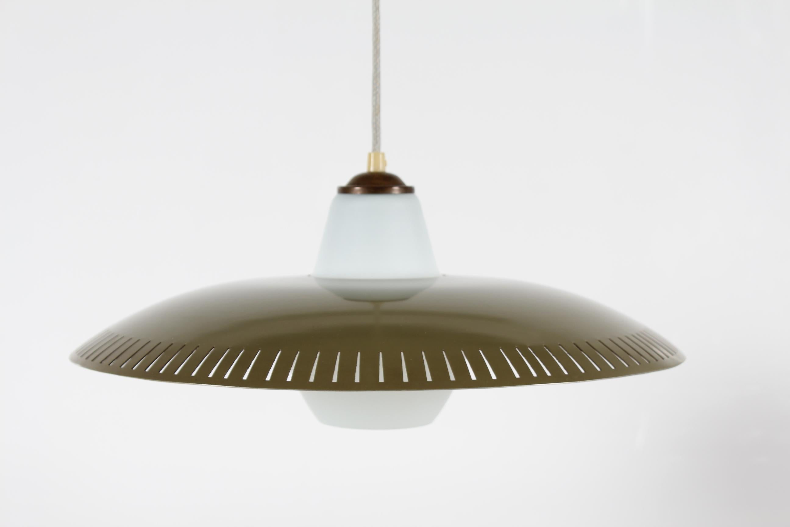 Suspension Bent Karlby style mid-century 1950s
Teinte du métal avec une laque vert grisâtre. 
Un noyau de verre opalin blanc laiteux recouvre l'ampoule et est monté au sommet avec un raccord en laiton . 
L'abat-jour est doté d'une  L'intérieur de