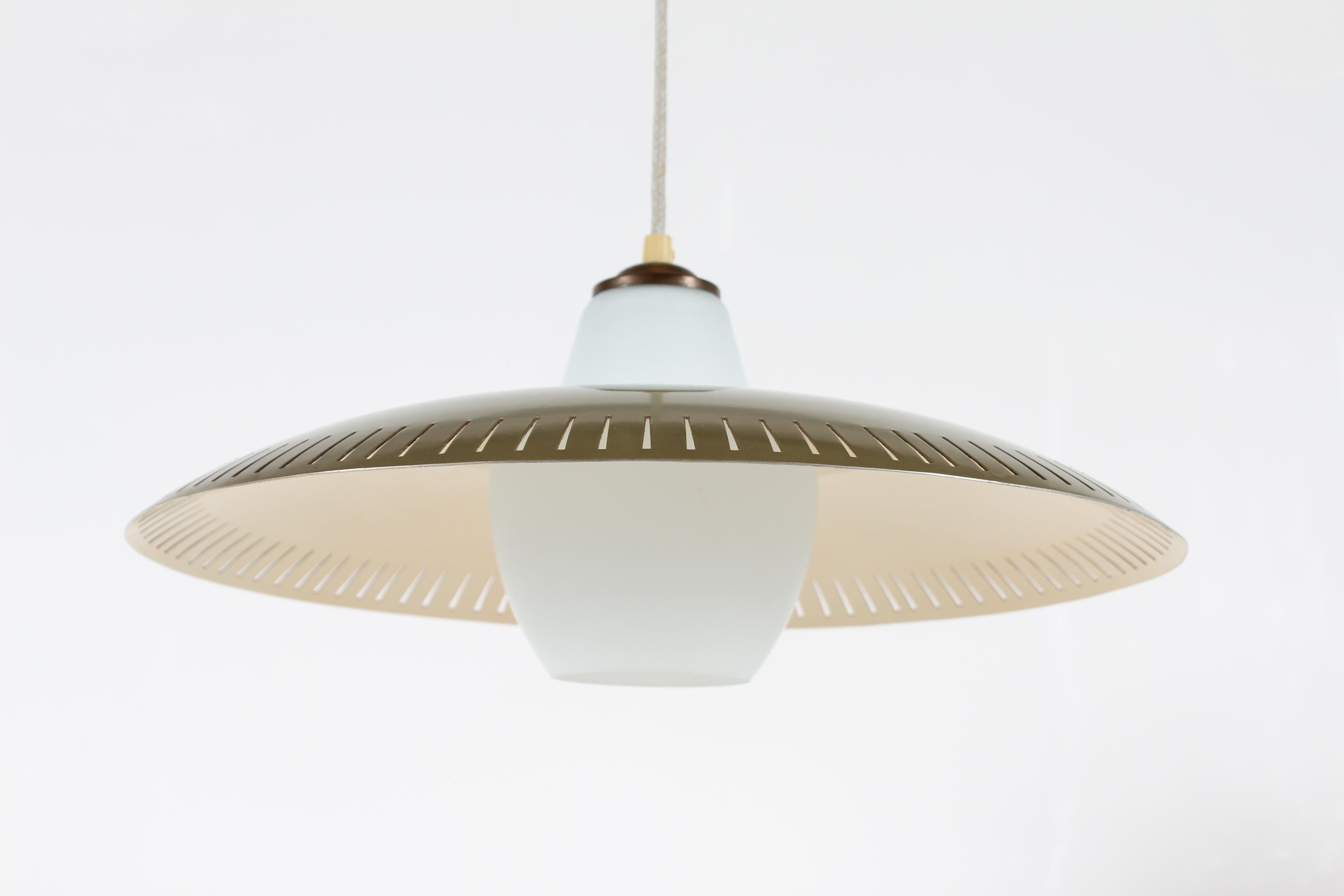 Mid-Century Modern Pendentif en métal de style Bent Karlby avec motif perforé et verre opalin années 1950 en vente