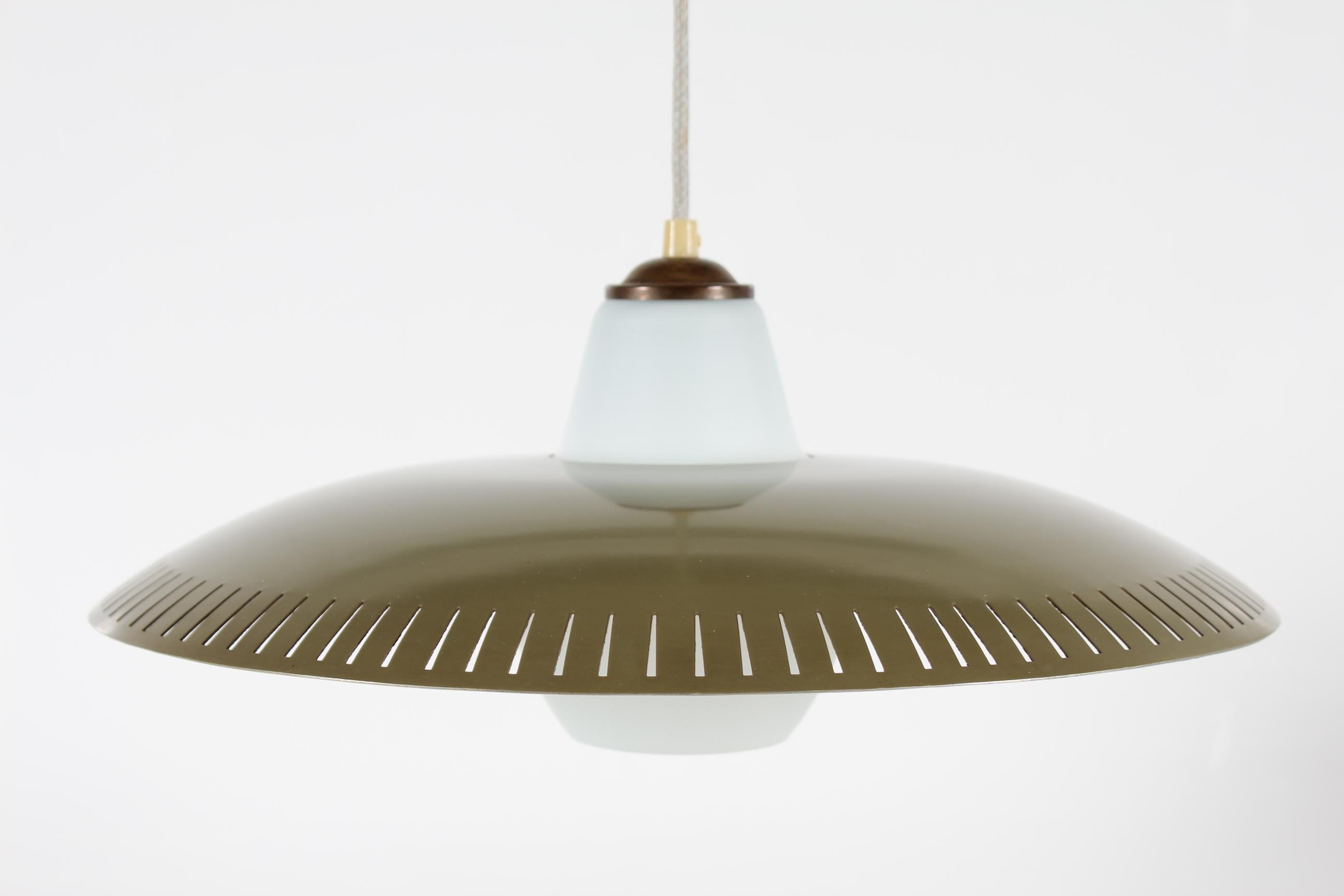 Laqué Pendentif en métal de style Bent Karlby avec motif perforé et verre opalin années 1950 en vente