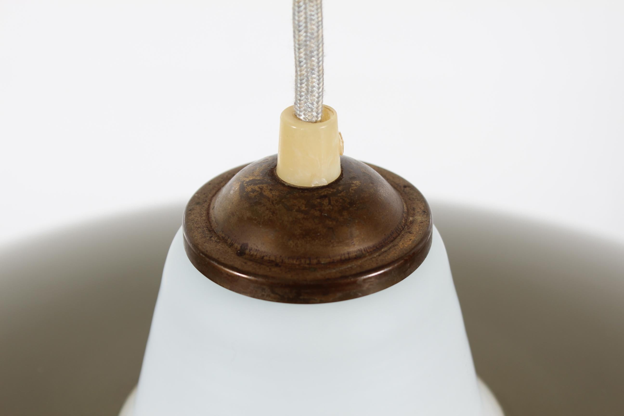 Pendentif en métal de style Bent Karlby avec motif perforé et verre opalin années 1950 Bon état - En vente à Silkeborg, Silkeborg
