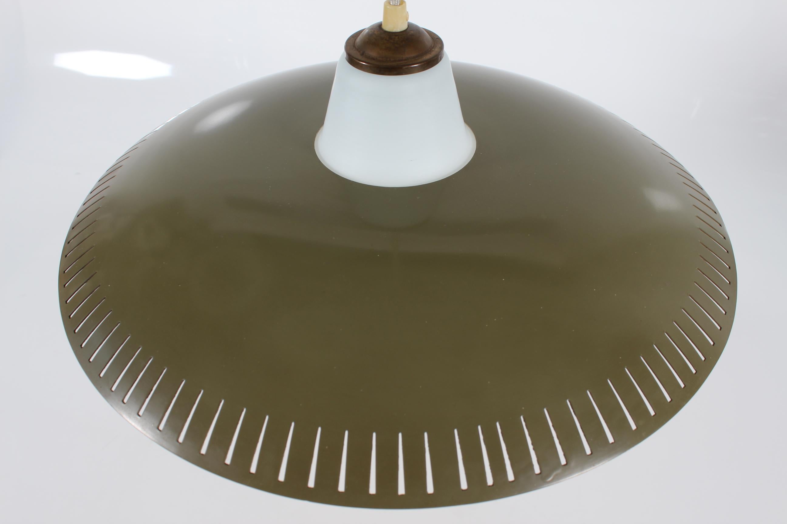 Milieu du XXe siècle Pendentif en métal de style Bent Karlby avec motif perforé et verre opalin années 1950 en vente