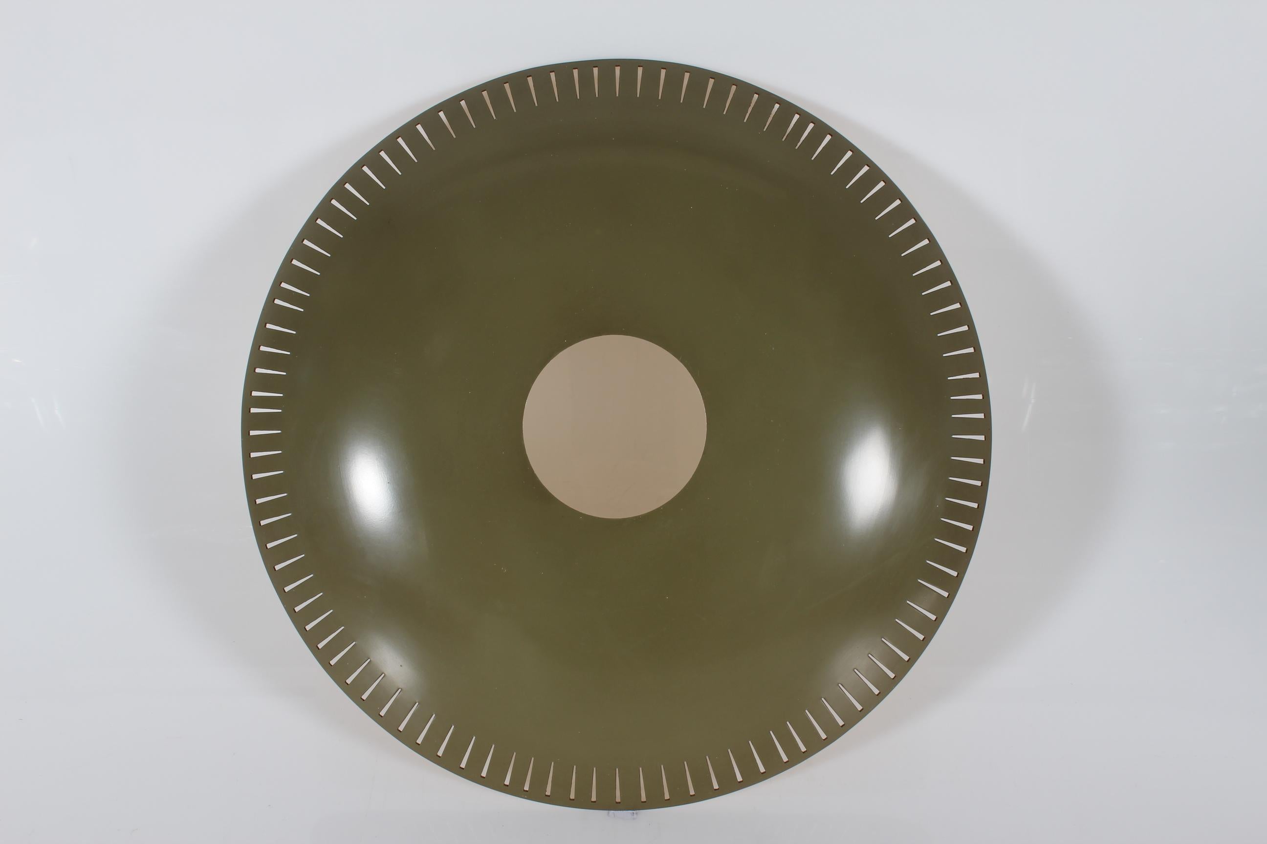 Verre opalin Pendentif en métal de style Bent Karlby avec motif perforé et verre opalin années 1950 en vente