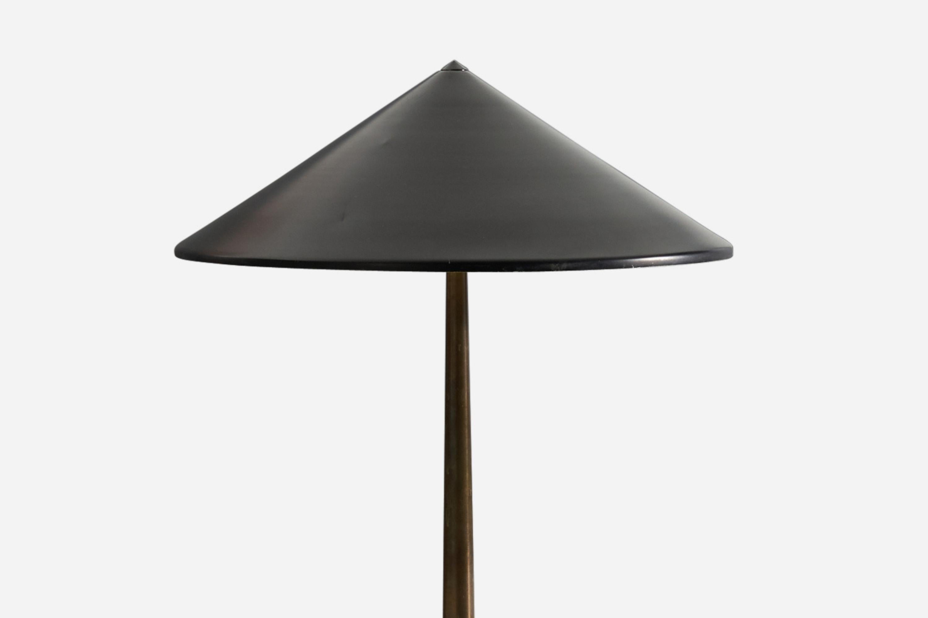 Danois Bent Karlby, Lampe de table, laiton, métal laqué, teck, Lyfa, Danemark, années 1950 en vente