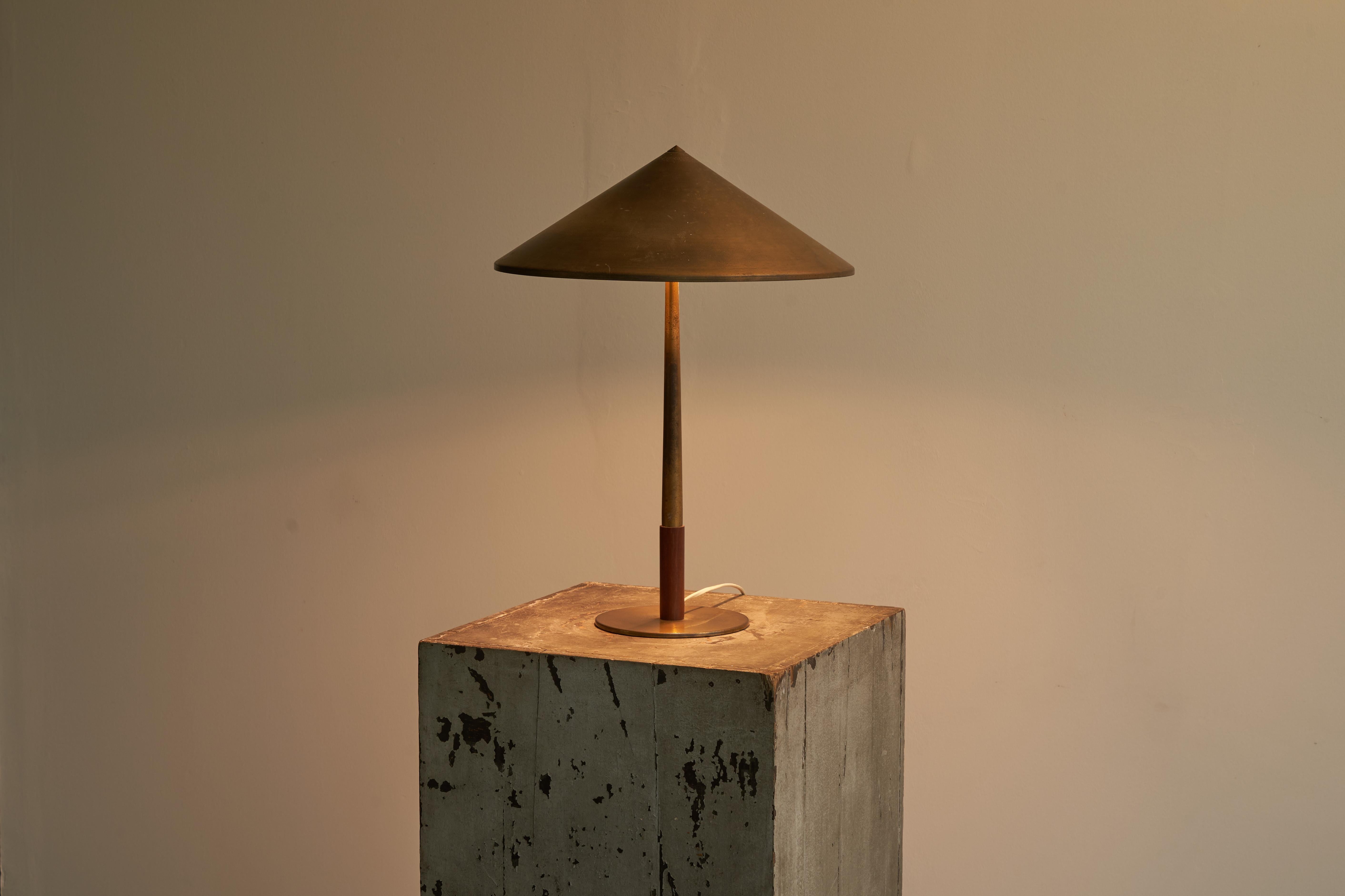 Bent Karlby Table Lamp in Patinated Brass and Teak for Lyfa, Denmark, 1950s.

This elegant table lamp is a rare model by Danish designer Bent Karlby, for Danish brand LYFA. The proportions of this table lamp are very subtle, to be seen in both the