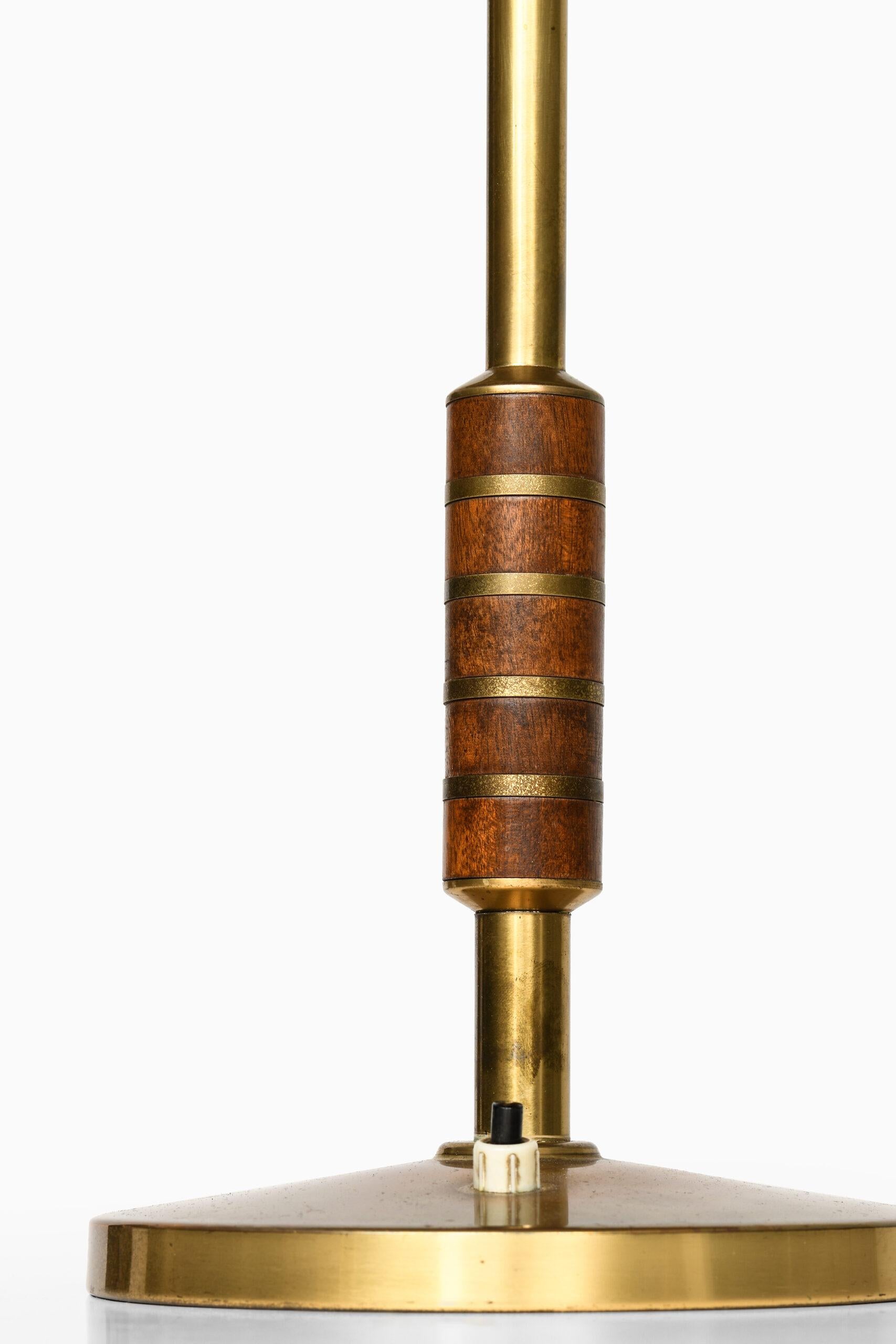 Rare lampe de table conçue par Bent Karlby. Produit par Lyfa au Danemark.