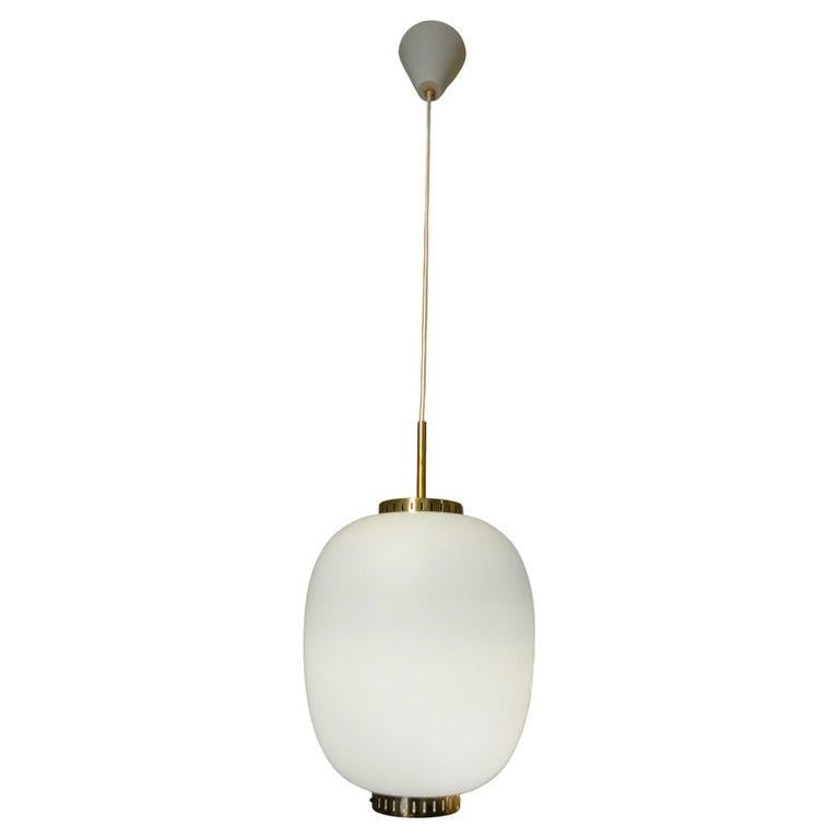 Bent Karlby. Porzellanlampe aus weißem Opalglas, Messinghalterung, mattierter Glasschirm. 1960s. 
Produziert von Lyfa. 
Guter gebrauchter Zustand mit neuer Stoffkordel.
E27 Glühbirne neu verkabelt und funktionslos.
Abmessungen des Glases   ⌀  8,66