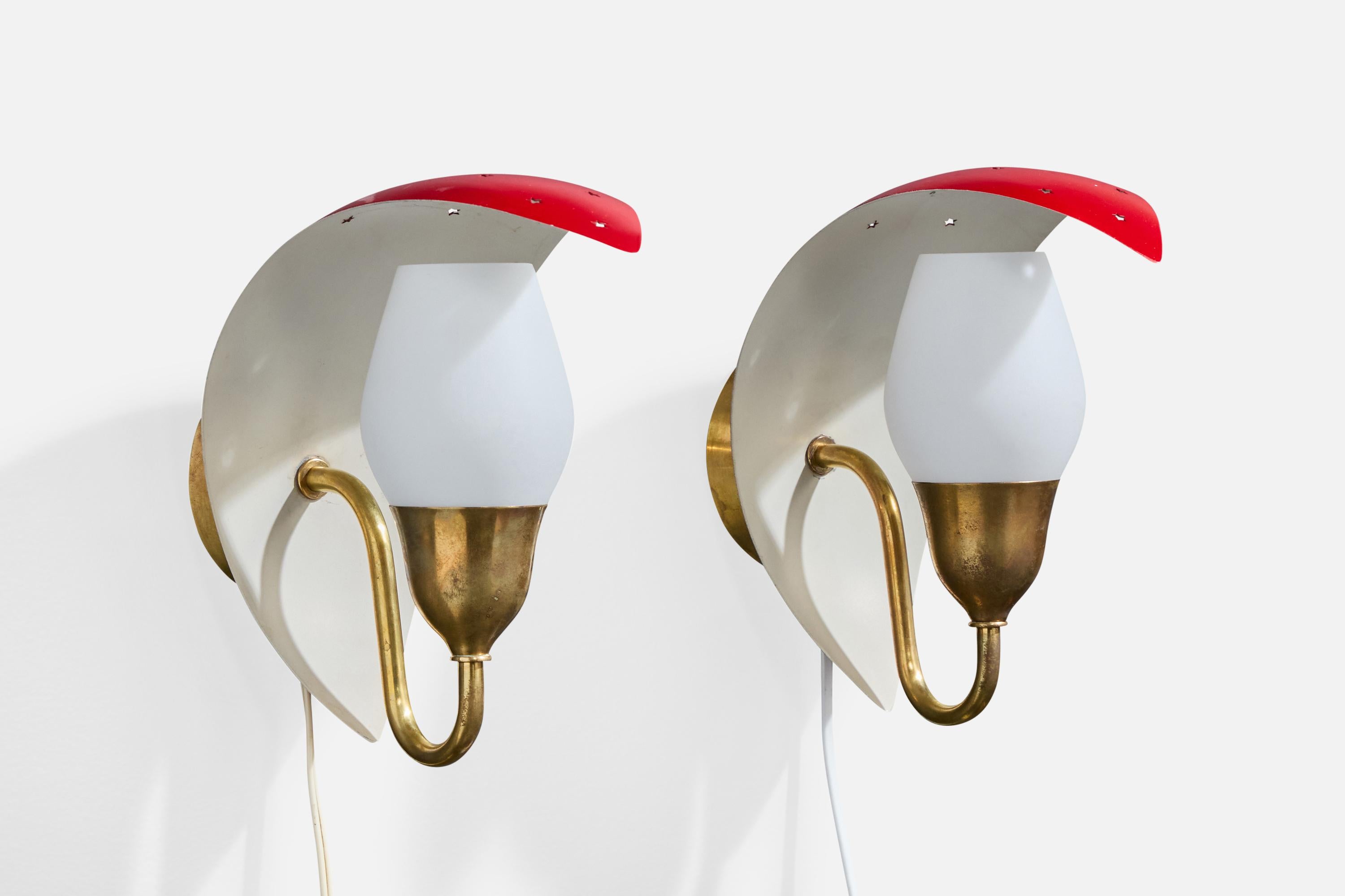 Paire d'appliques en laiton, métal et verre opalin blanc conçues par Bent Karlby et produites par Lyfa, Danemark, années 1950.

Oxydation modérée sur l'ensemble du laiton.

Dimensions globales (en pouces) : 8,75 