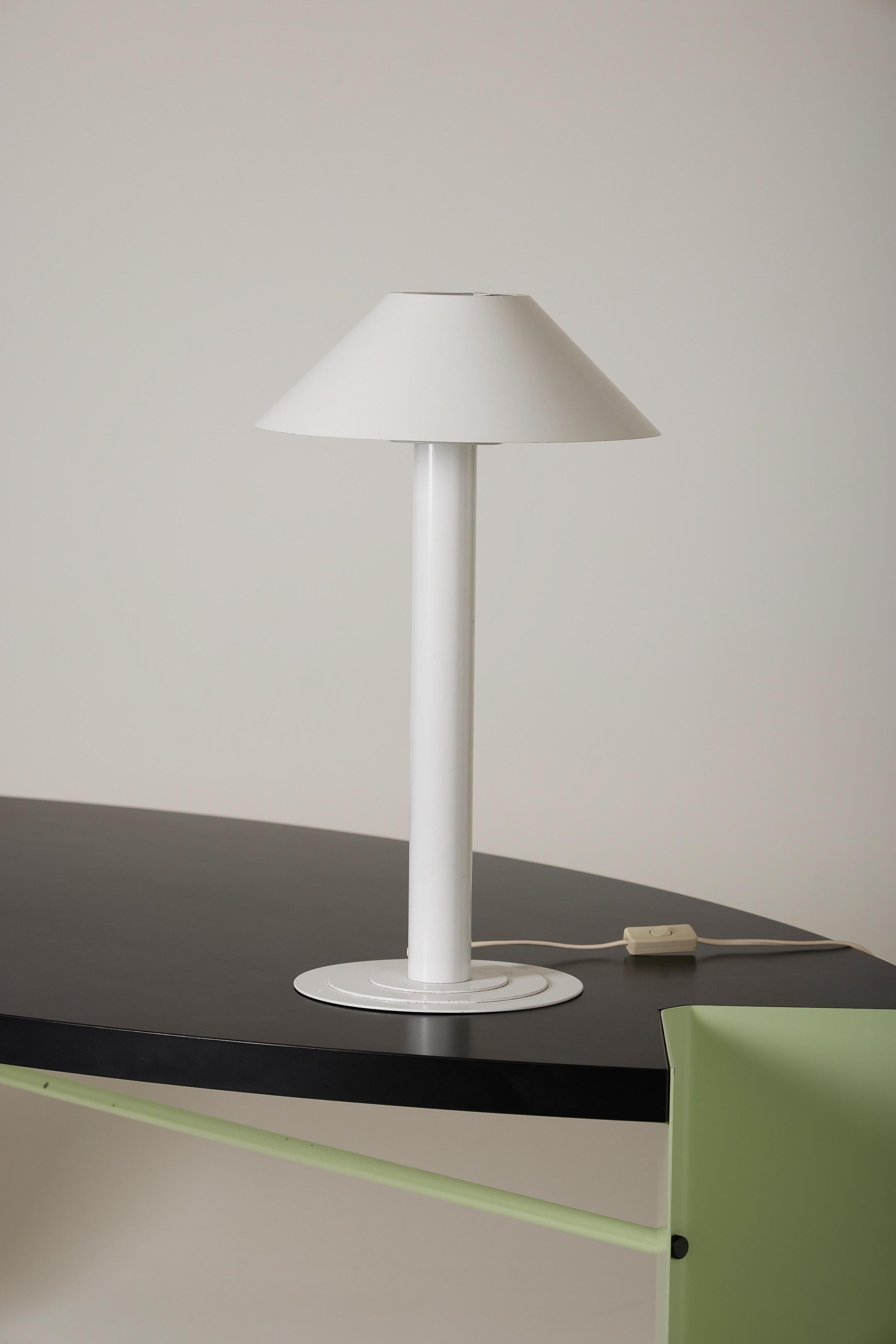 Lámpara de sobremesa de metal lacado en blanco, diseñada por Bent Karlby para Lyfa en la década de 1980. Funcional, con enchufe europeo. Buen estado, con pátina acorde con la edad.
DV1122