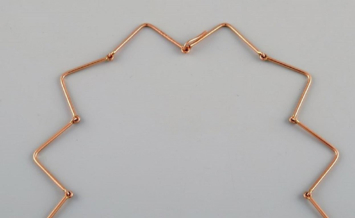Bent Knudsen (1924-1996), Denmark. Modernist necklace in 14 carat gold. 
1960s / 70s.
Total length: 37 cm.
Chain width: 2 mm.
Weight: 14 grams.
In excellent condition.
Stamped.