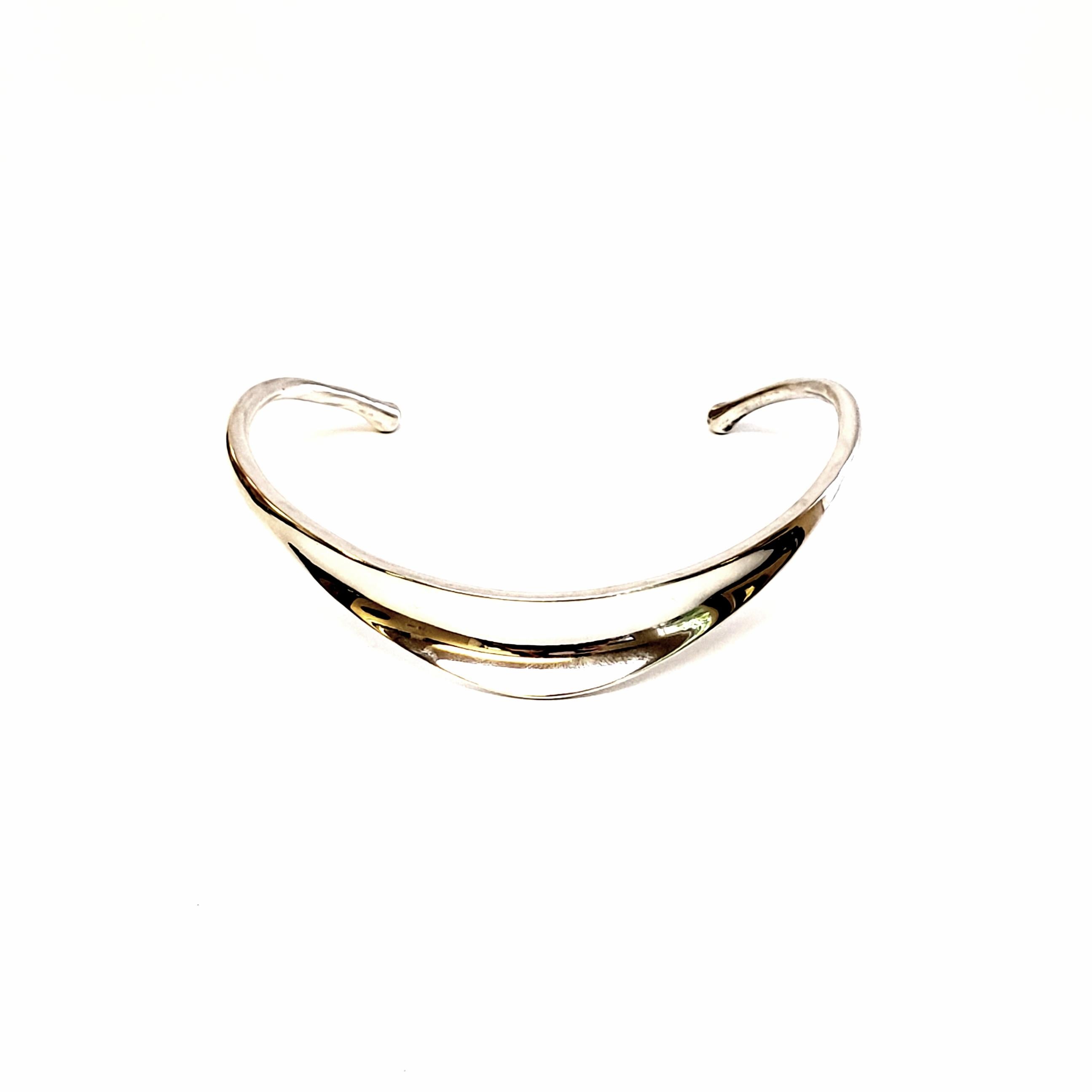 Vintage Bent Knudsen sterling silver Neck Ring/Choker.

This piece shows impressive silver work with a modernist, concave design, by Bent Knudsen of Copenhagen, Denmark, circa 1960s.

Measures 11 1/2