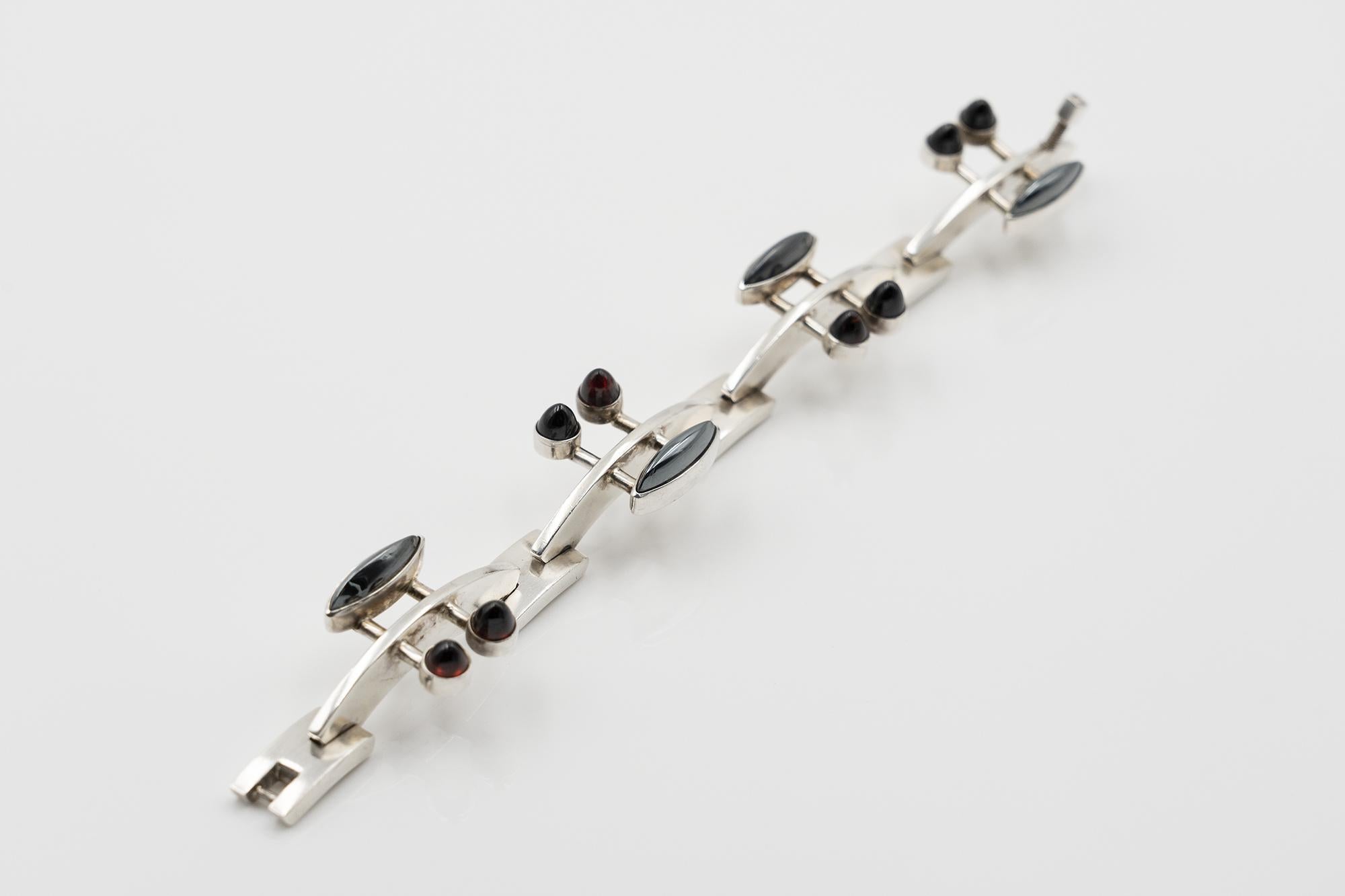 A rare modernist bracelet designed by Bent and Anni Knudsen, one of the best Danish silversmith's team.
Marked : BENT.K - sterling -Denmark -925S


Bent Knudsen (1924-1997) was trained as a silversmith at C.M. Cohr's in Fredericia where the work was