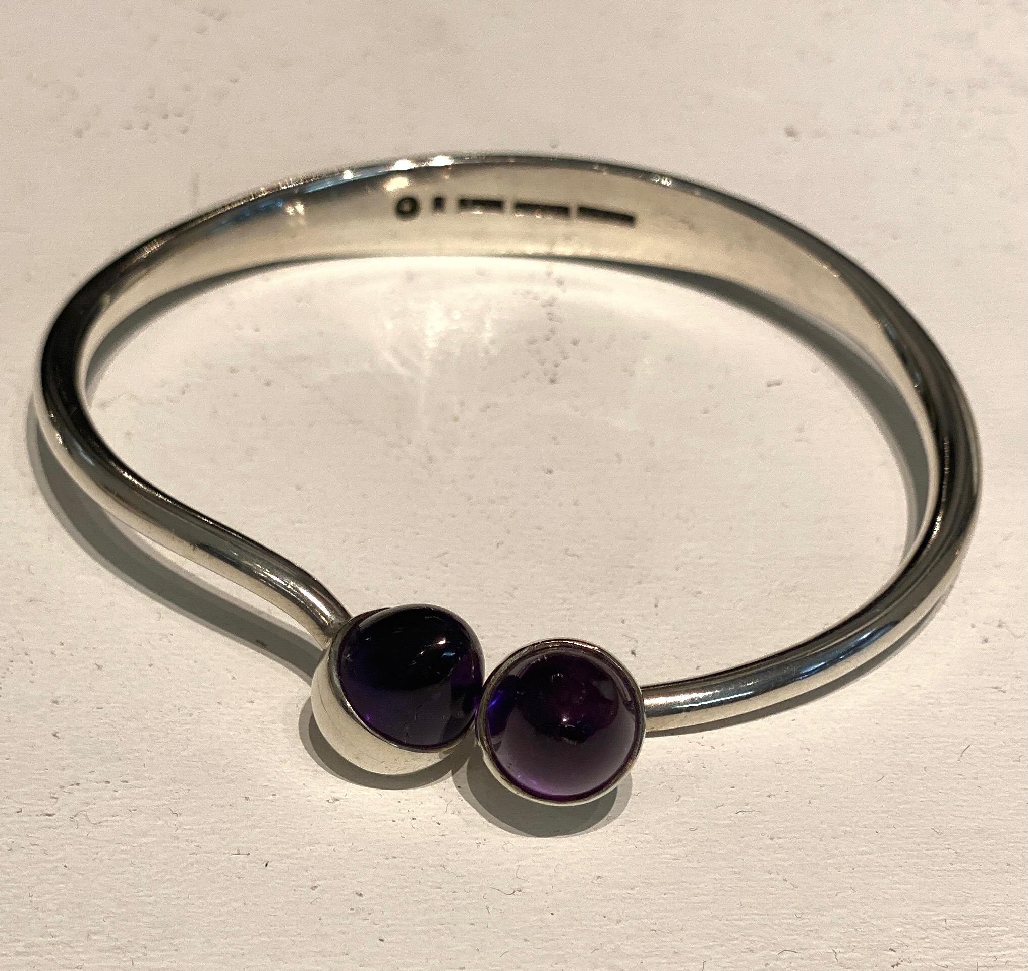 Bent Knudsen Armreif aus gebogenem Sterlingsilber mit Amethyst-Kugel-Kabuchon im Angebot 2