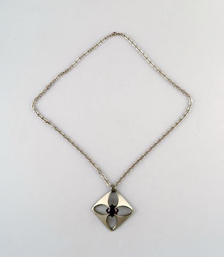 Bent Larsen Tin. Le Danemark. Collier en étain avec pierre violette. Design Modern, 60 / 70 s.
La chaîne mesure : 76 cm. Le pendentif mesure : 5 cm x 5 cm.
En très bon état.
Estampillé.