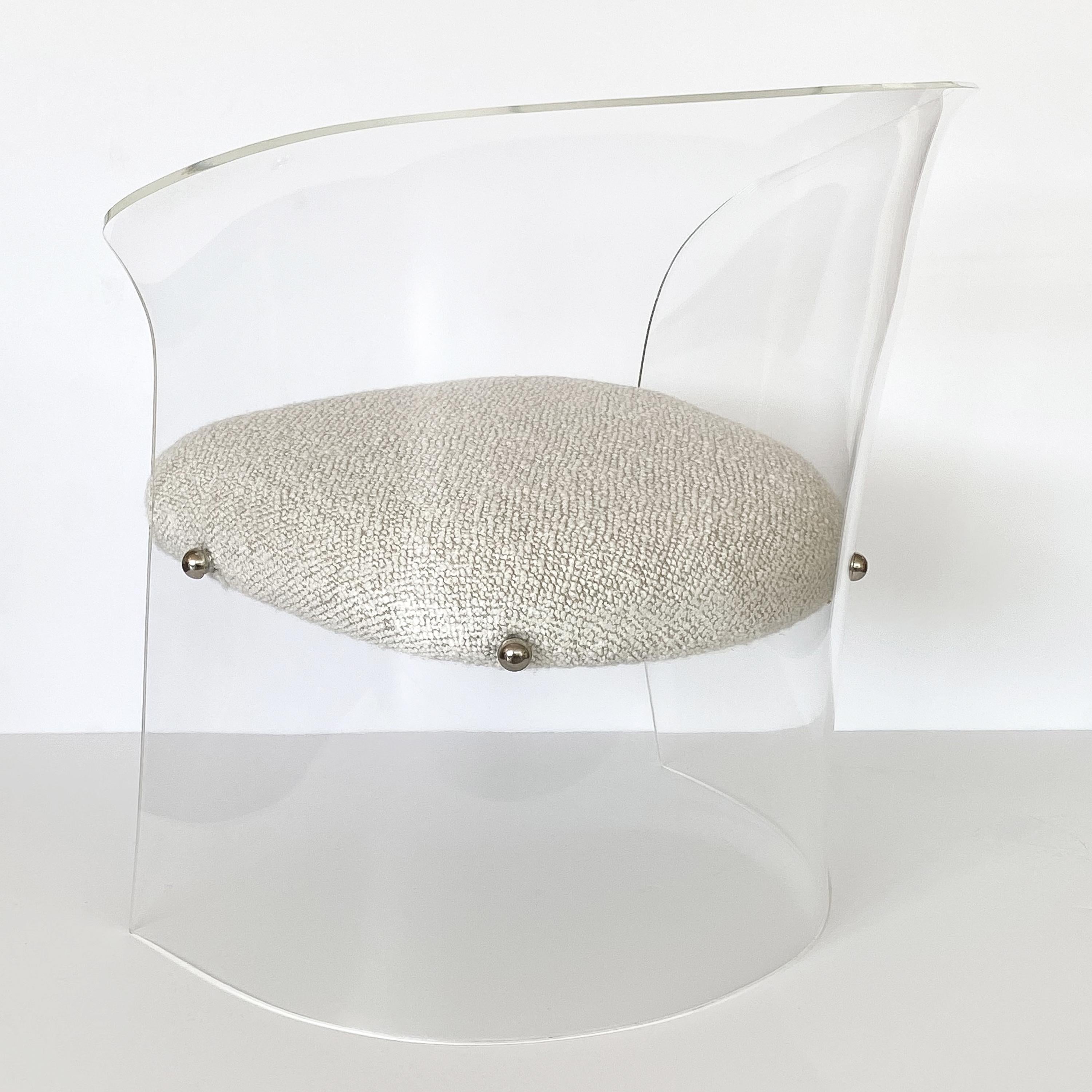 Sedia da salotto occasionale con schienale a botte in lucite piegata 3