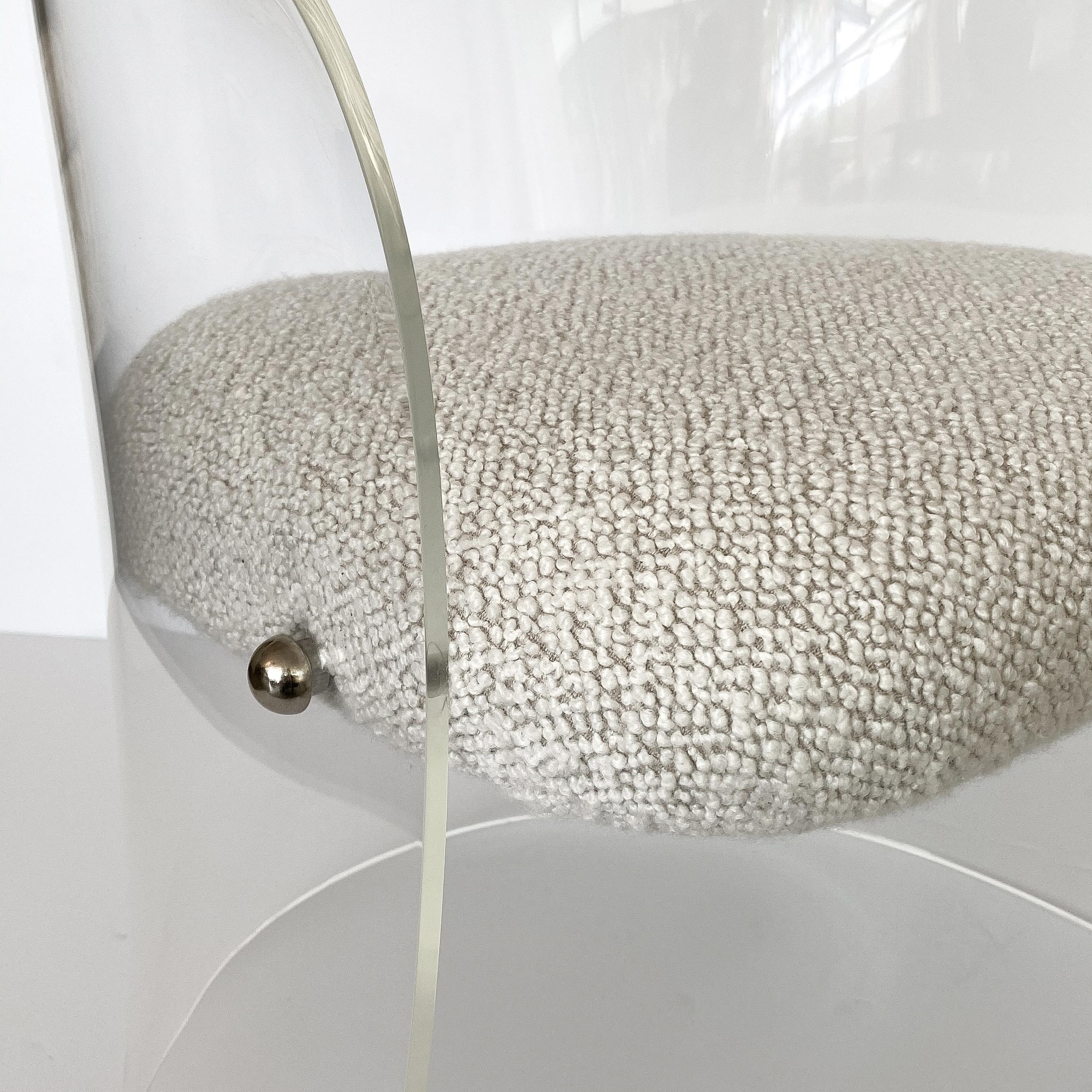 Sedia da salotto occasionale con schienale a botte in lucite piegata 7