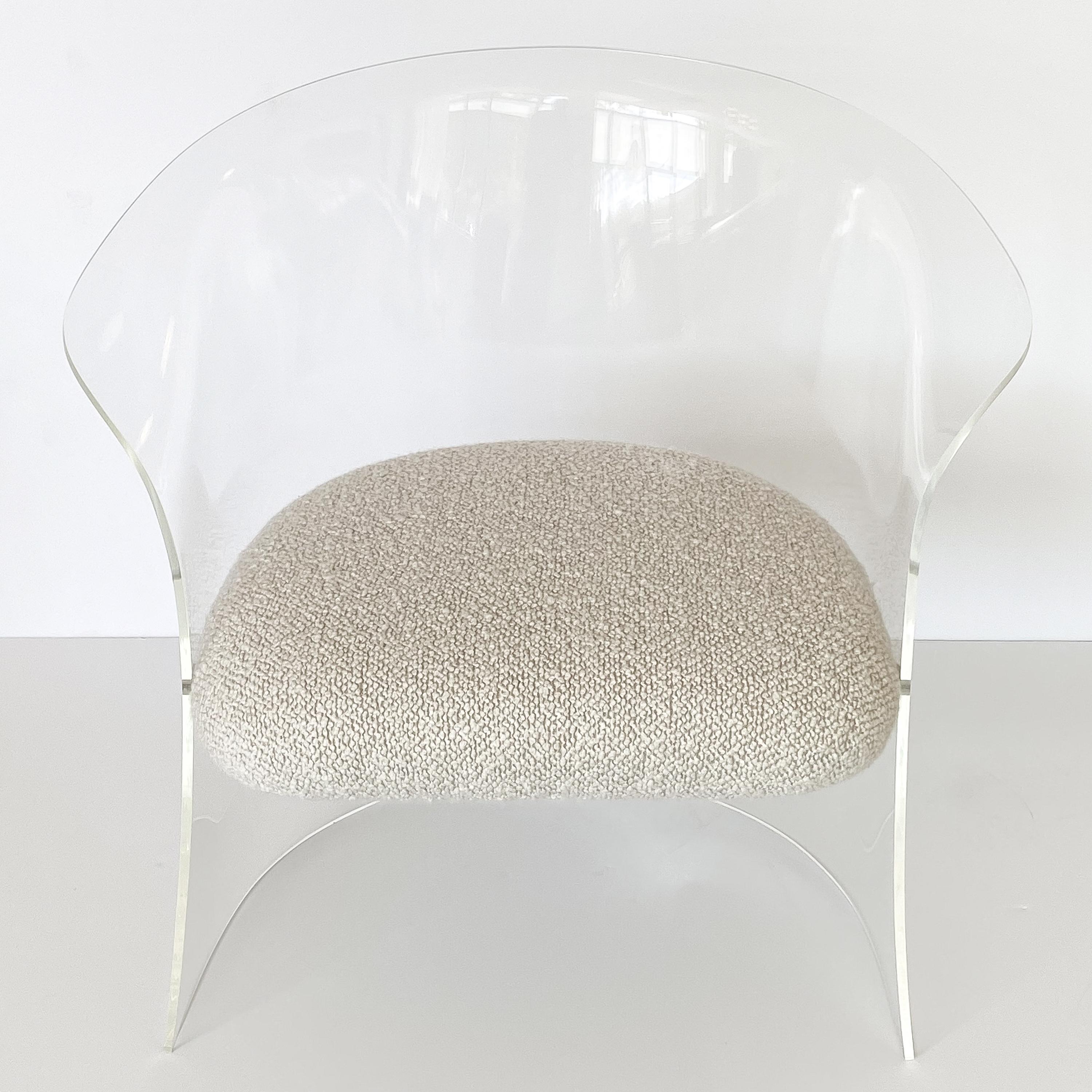 Americano Sedia da salotto occasionale con schienale a botte in lucite piegata