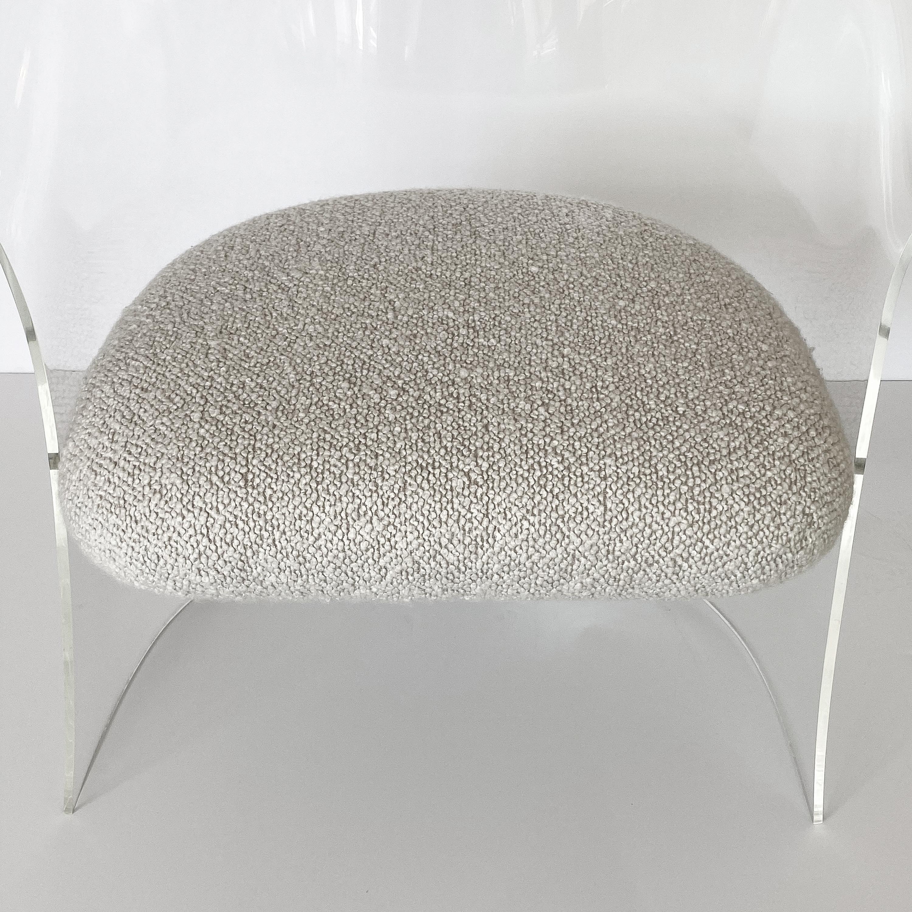 Fine XX secolo Sedia da salotto occasionale con schienale a botte in lucite piegata