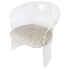 Sedia da salotto occasionale con schienale a botte in lucite piegata