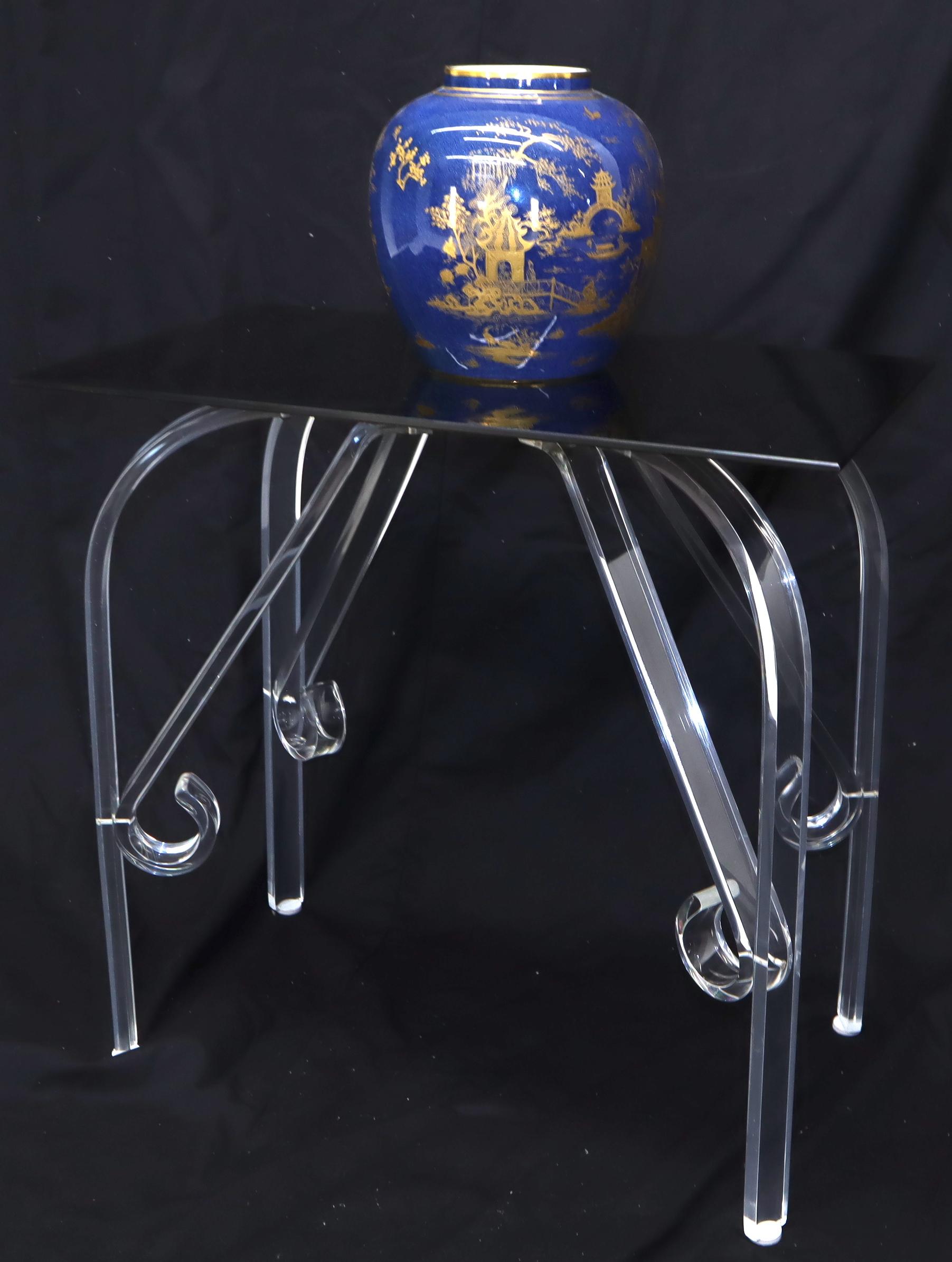 Table d'appoint avec pieds en Lucite pliés et plateau en verre fumé noir en vente 6