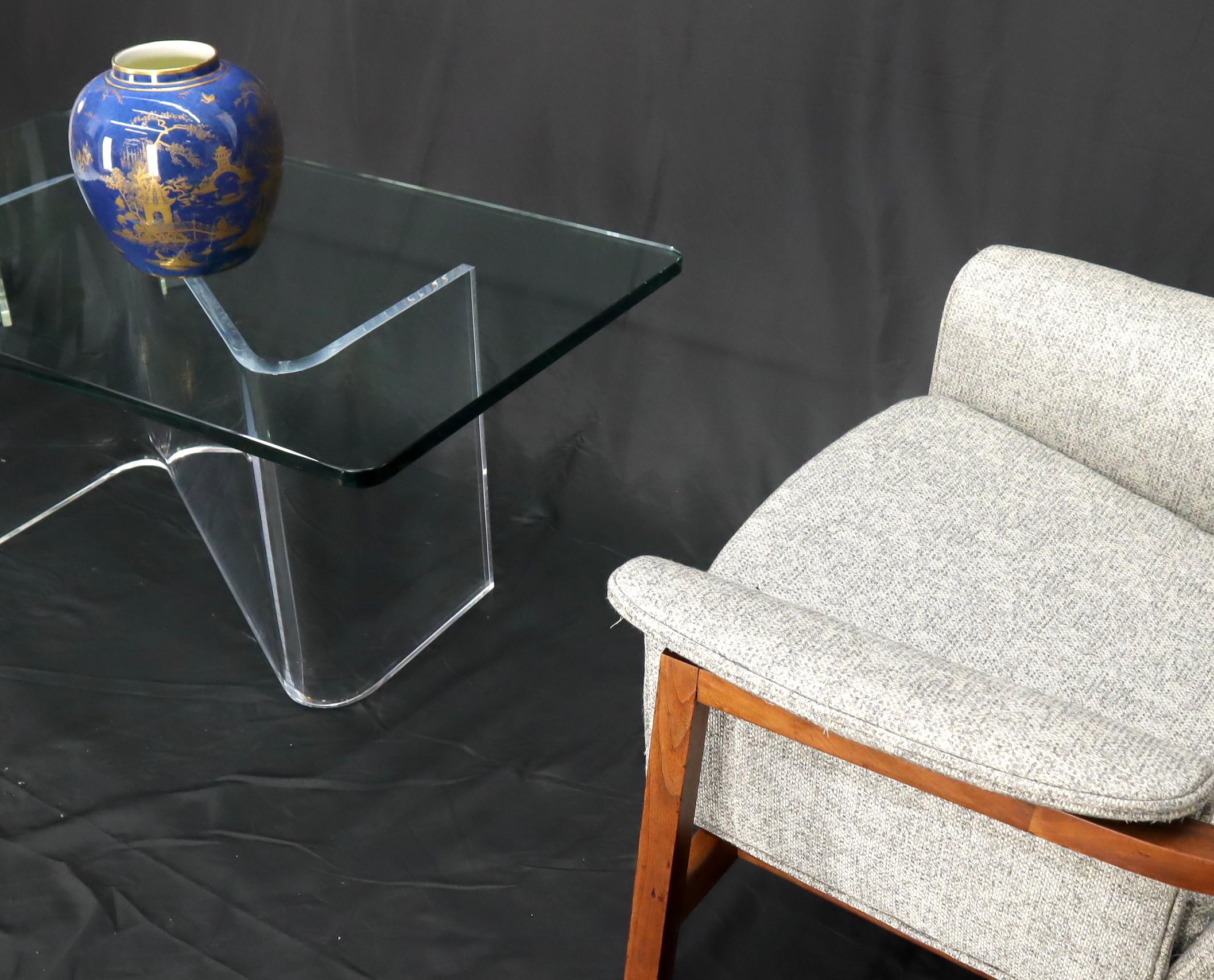 Table basse compacte en forme de Z à plateau en verre épais, de style moderne du milieu du siècle dernier.