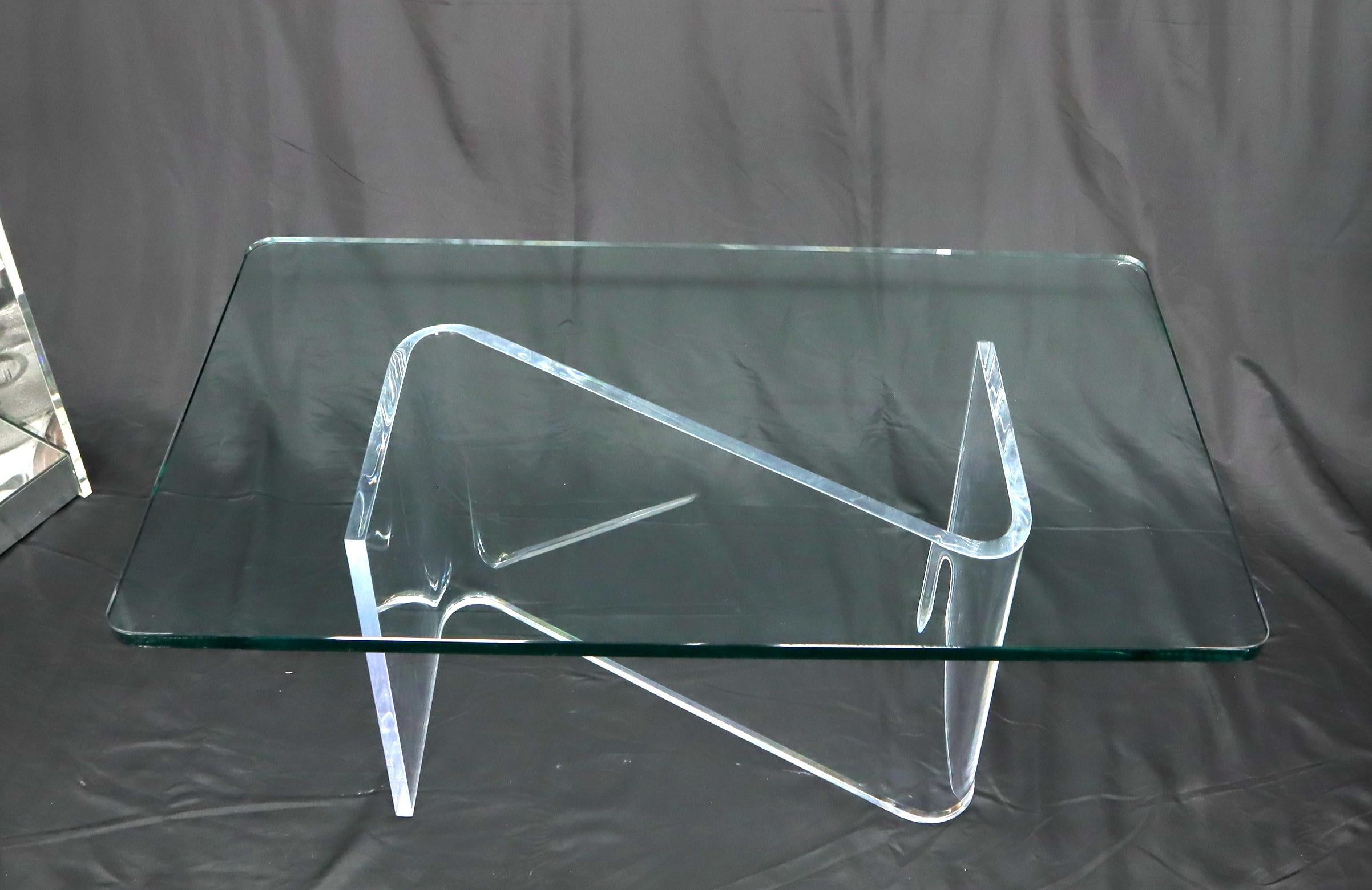 Mid-Century Modern Table basse à plateau en verre épais et base en Z Lucite courbée en vente