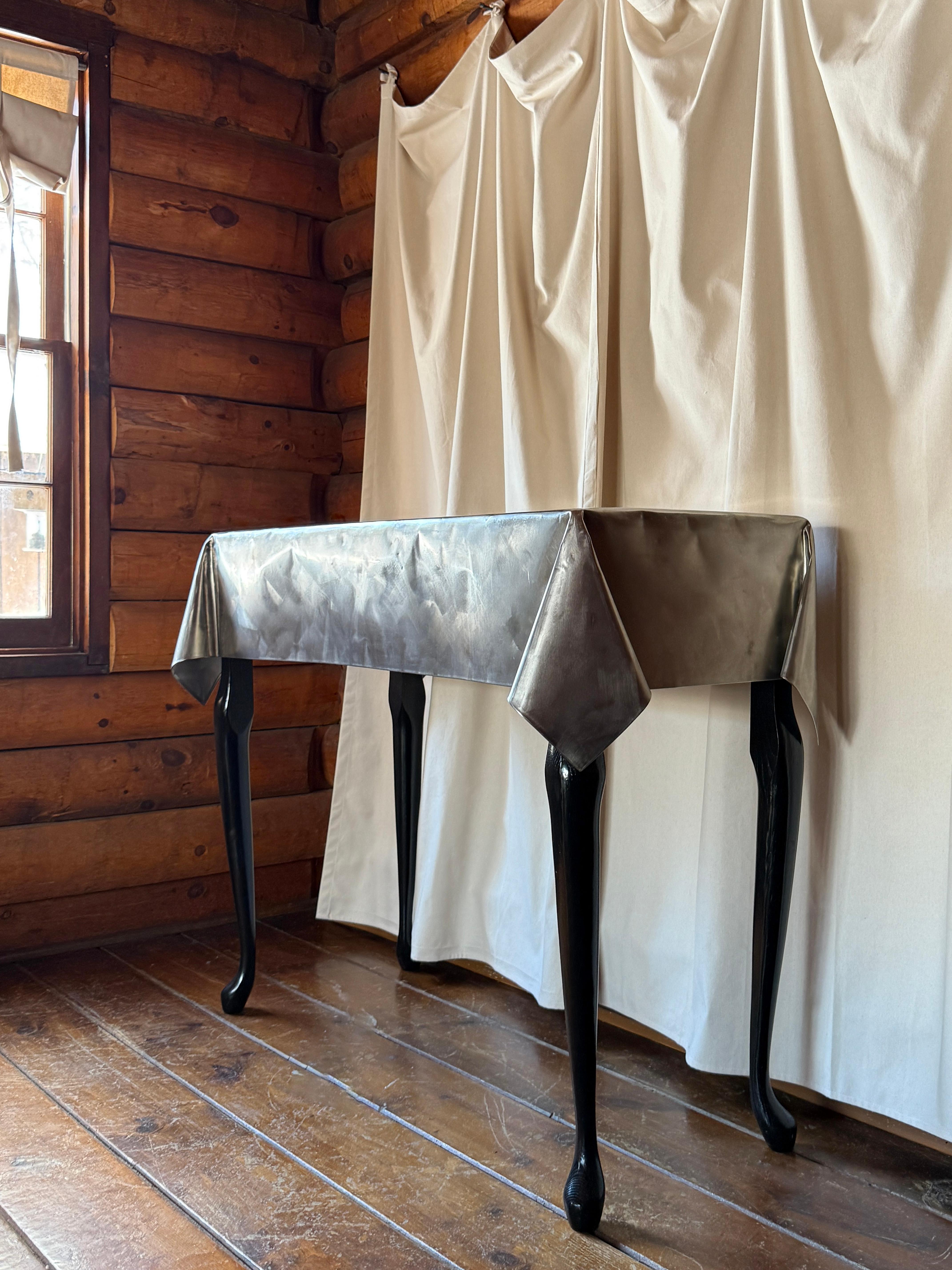 Moderne Table en métal courbé avec pieds en bois dans le style de John Dickinson en vente