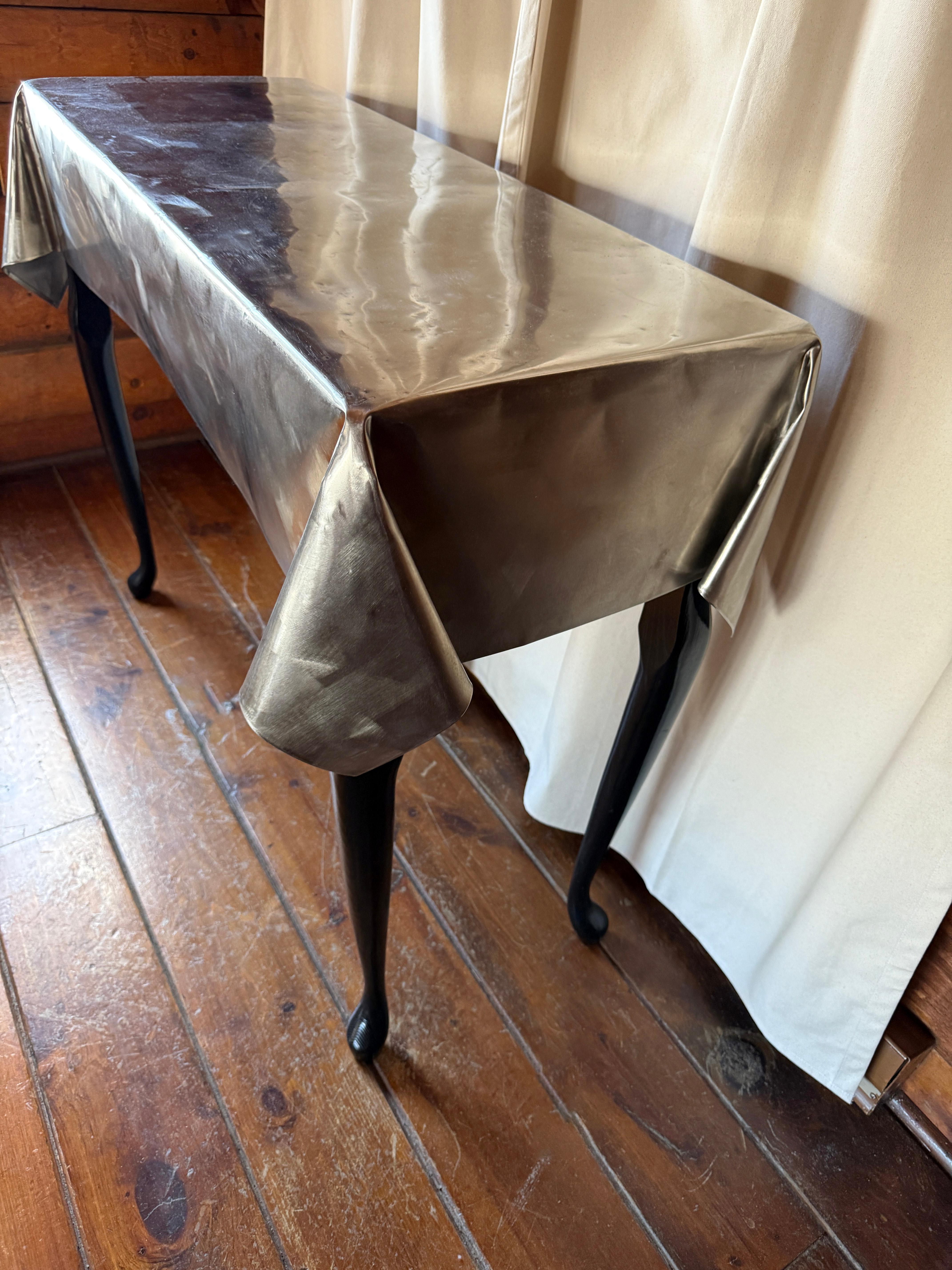 Américain Table en métal courbé avec pieds en bois dans le style de John Dickinson en vente