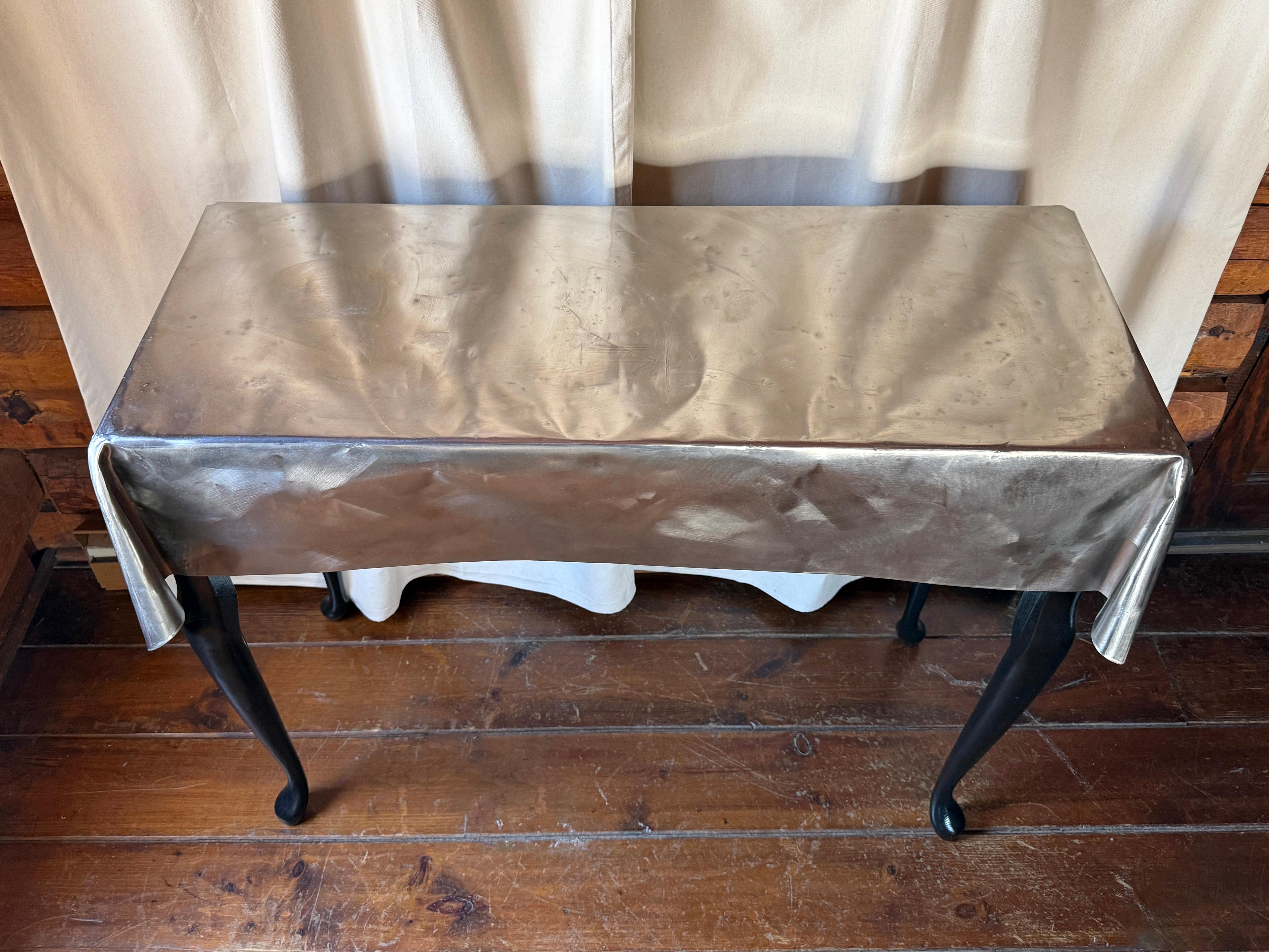 XXIe siècle et contemporain Table en métal courbé avec pieds en bois dans le style de John Dickinson en vente
