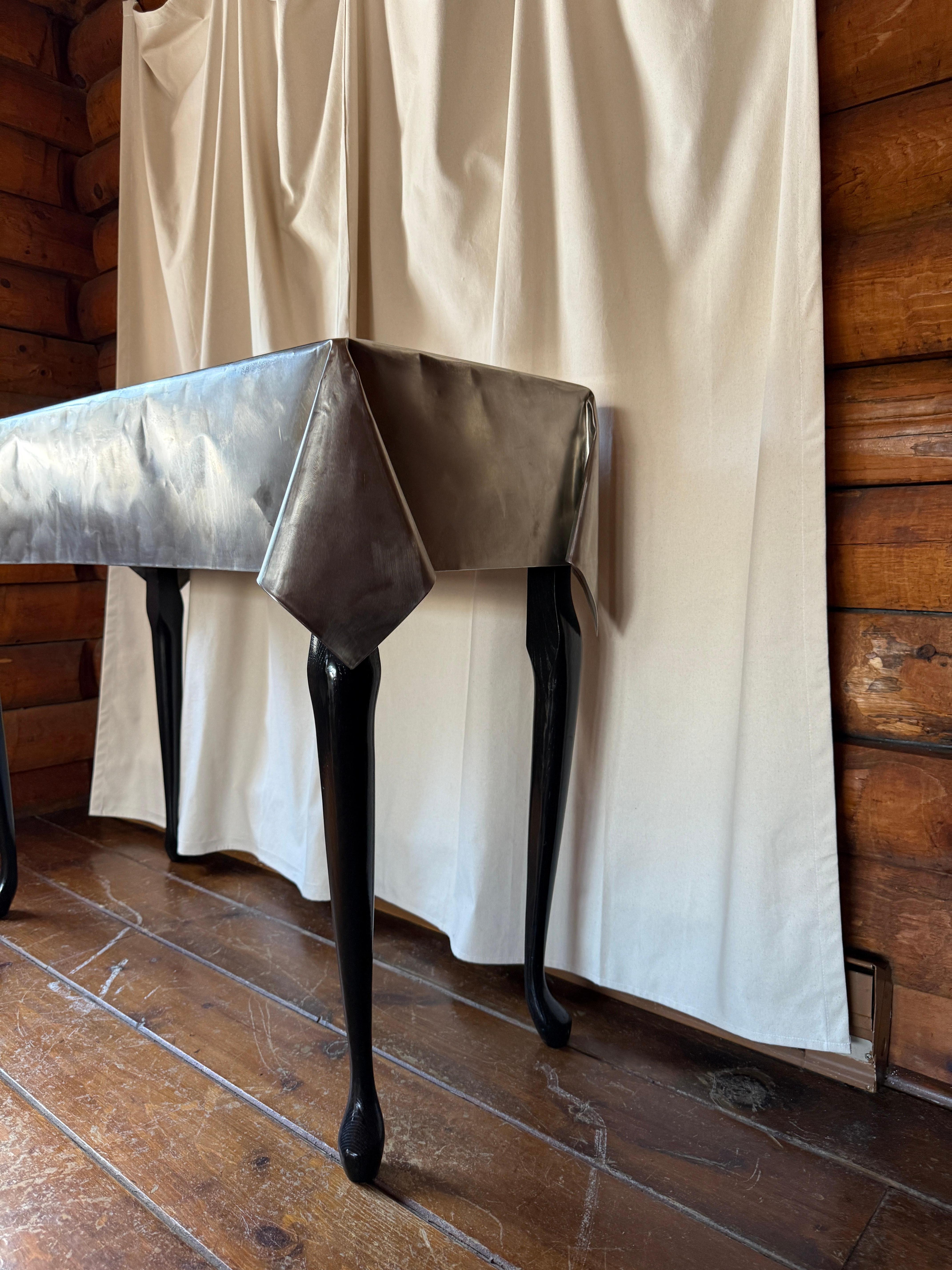 Acier Table en métal courbé avec pieds en bois dans le style de John Dickinson en vente