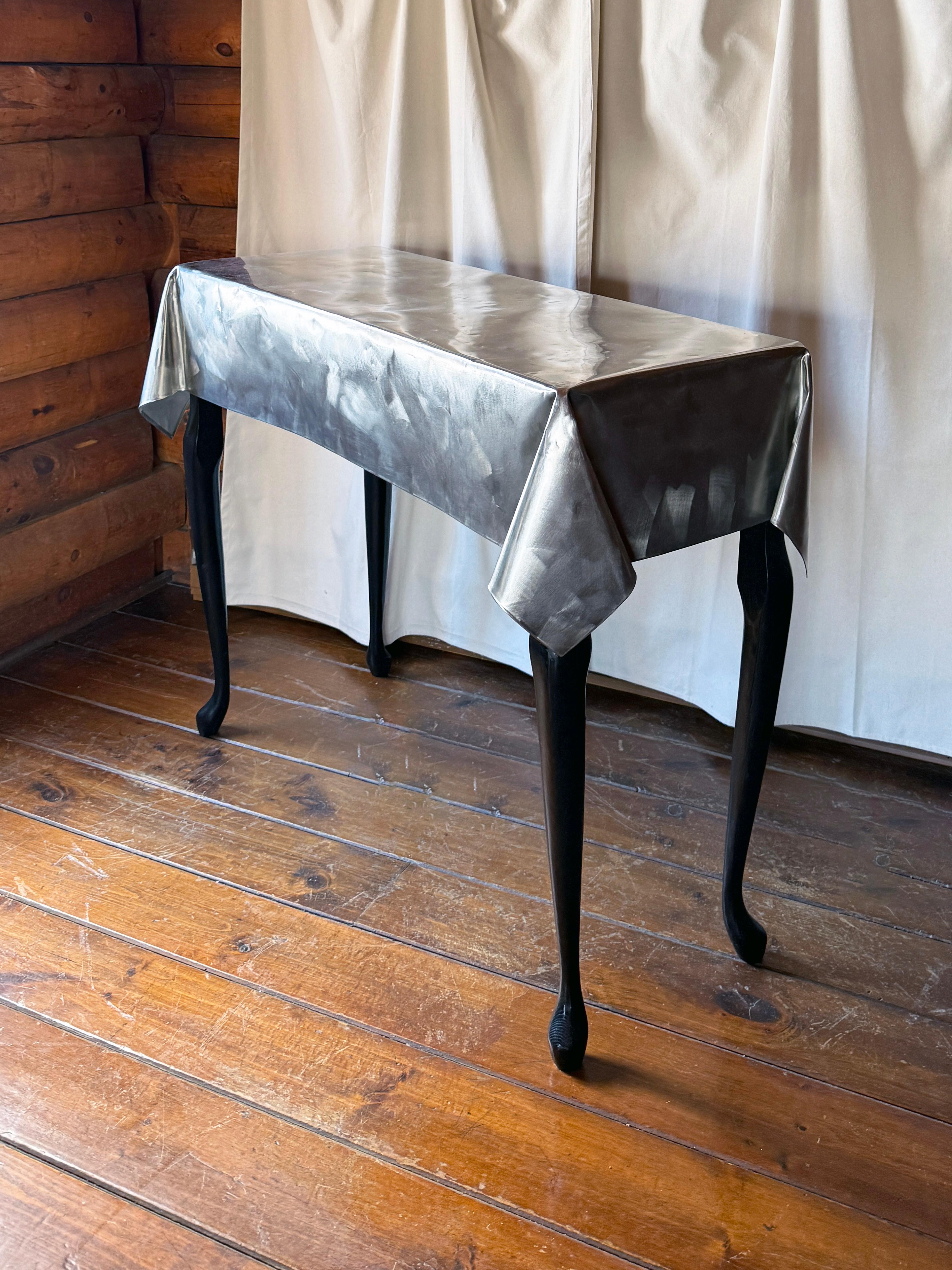 Table en métal courbé avec pieds en bois dans le style de John Dickinson en vente 1