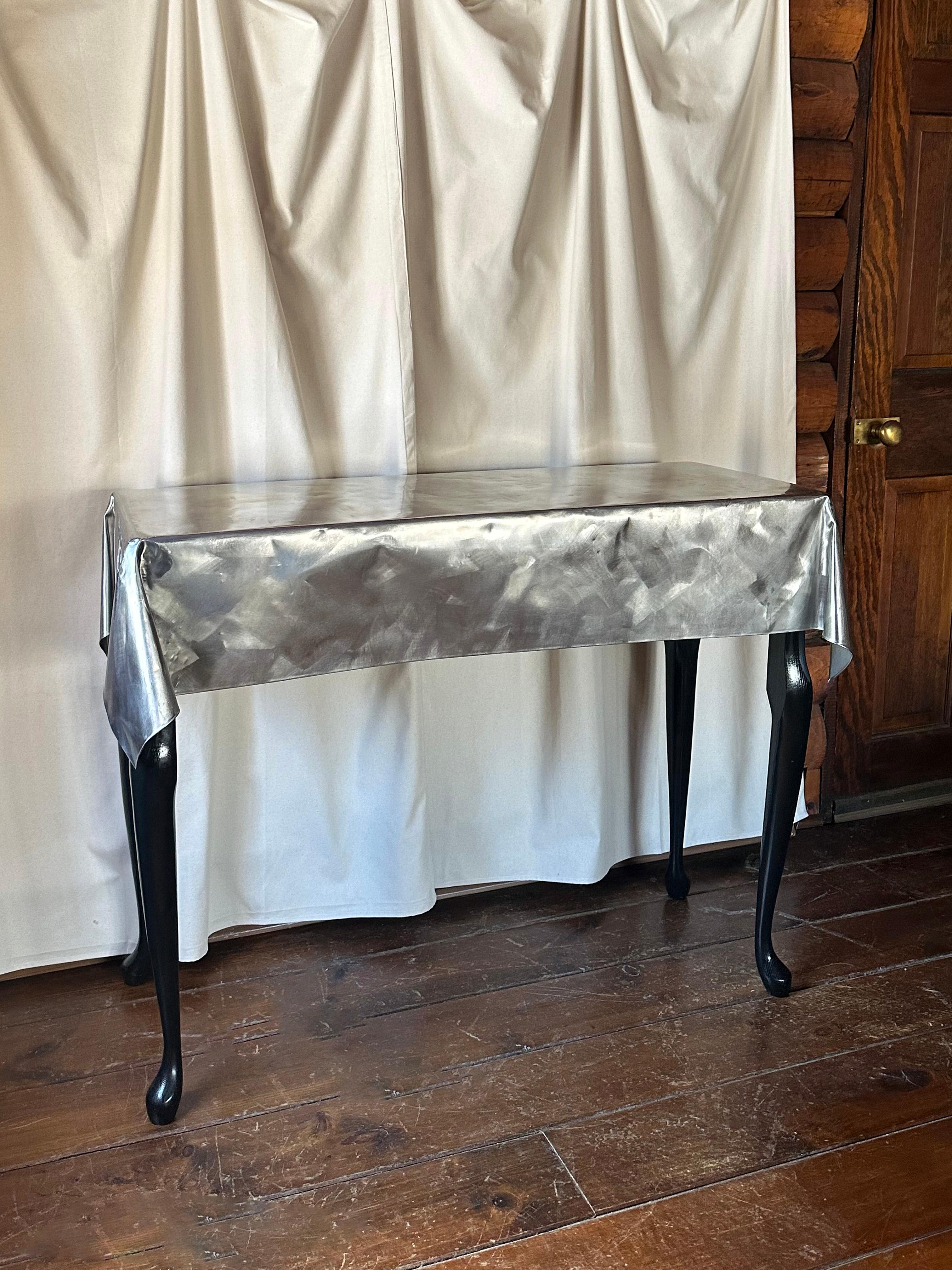 Table en métal courbé avec pieds en bois dans le style de John Dickinson en vente 2
