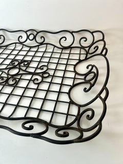 Gebogenes Metalltablett mit geschwungenem Design für Büro oder Küche